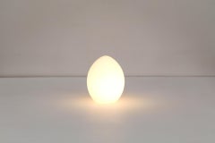 Lampe de table en verre au lait en forme d'œuf du milieu du siècle dernier par Verrerie Vianne
