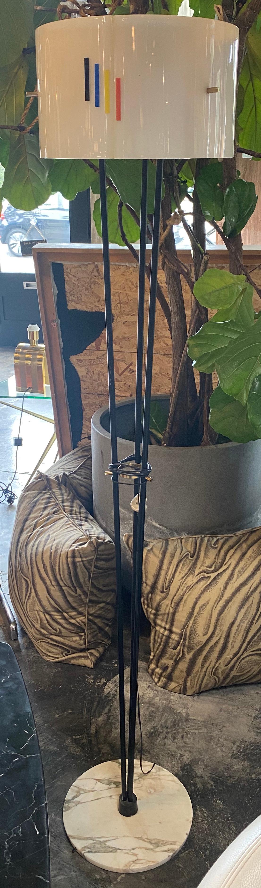 Beautiful floor lamp with carrara marble base made by Esperia, the lamp is in good conditions, nothing touches, nothing clashes, which gives this piece of furniture a completely peaceful yet strong expression. A piece like this will stand the test