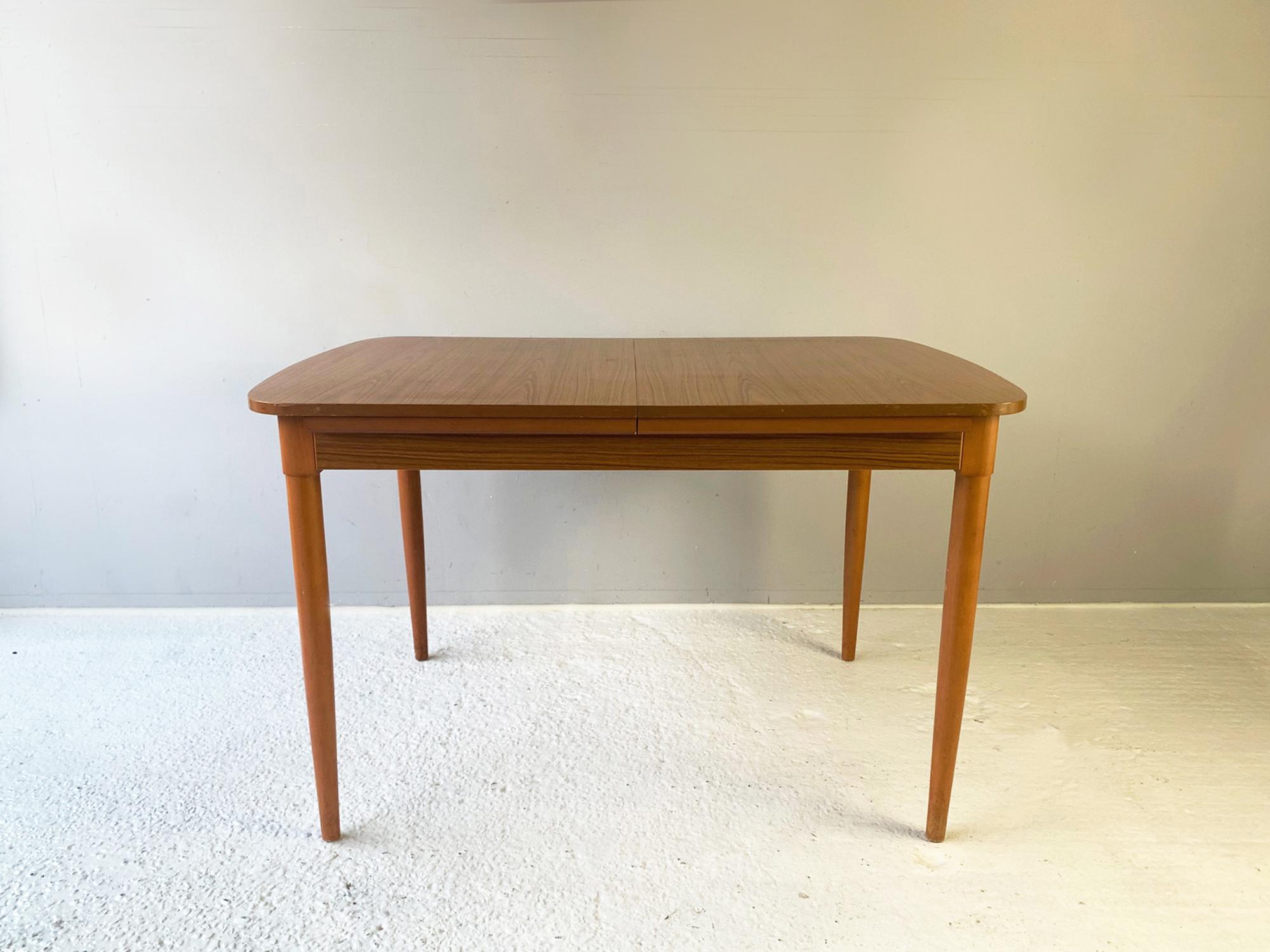 1970's mid century extending dining table by Schreiber Furniture (Moderne der Mitte des Jahrhunderts) im Angebot