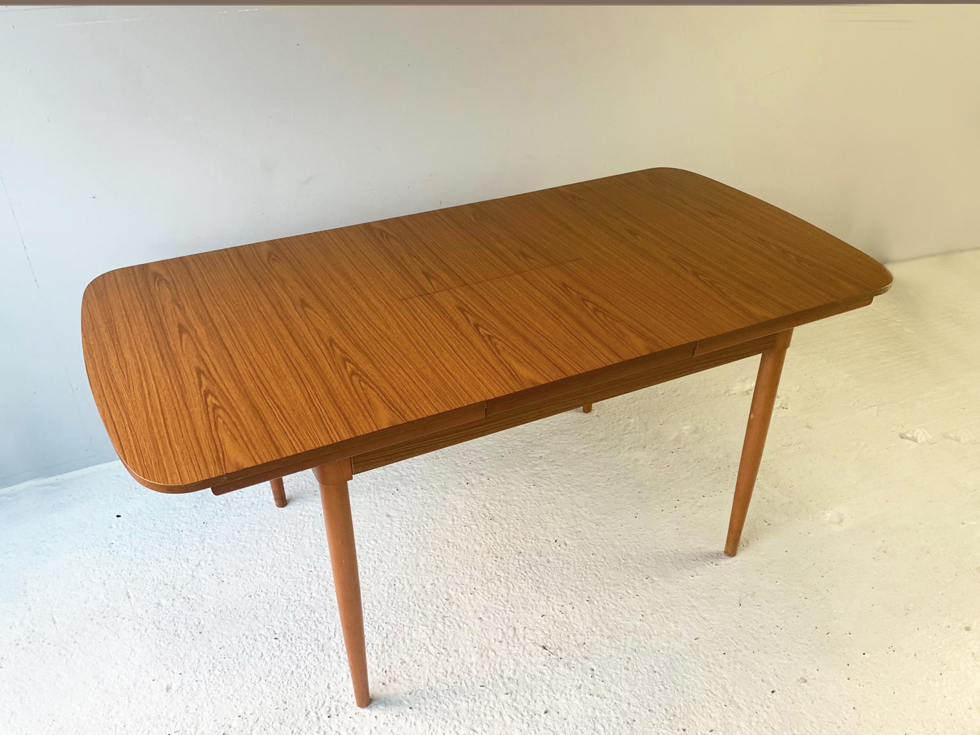 Mid-Century Modern 1970’s mid century extending dining table by Schreiber Furniture For Sale