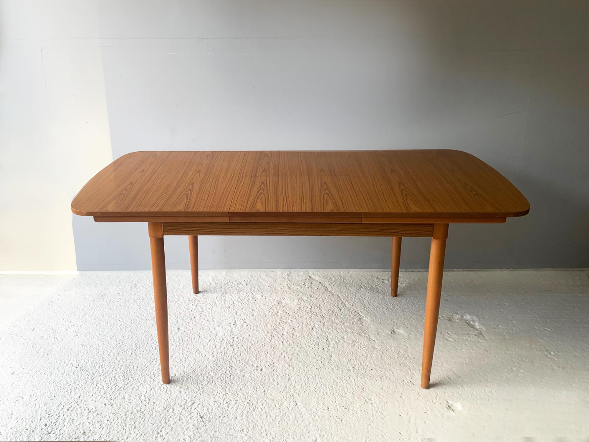 1970’s mid century extending dining table by Schreiber Furniture In Good Condition For Sale In London, GB