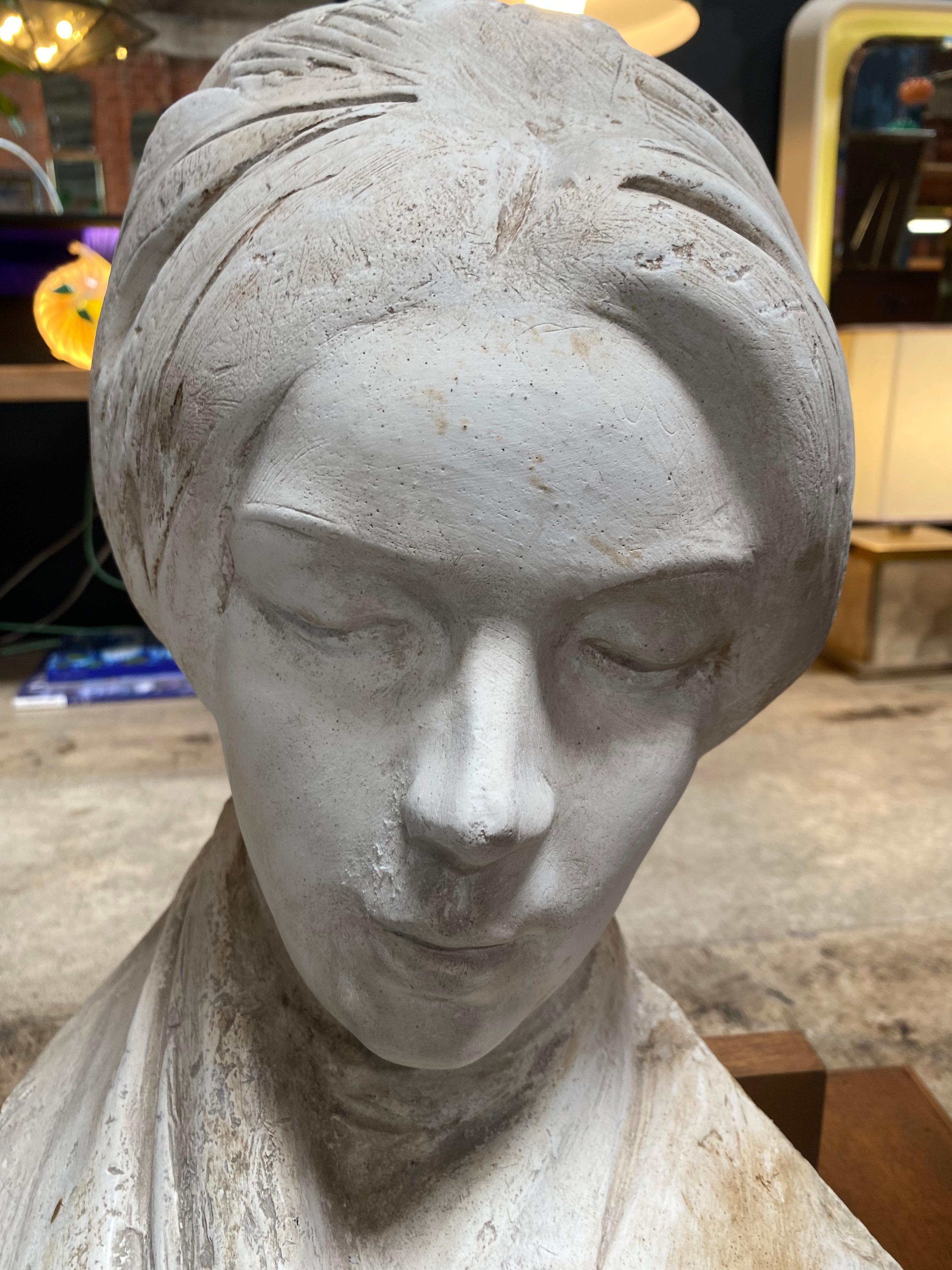 Belle sculpture italienne en plâtre représentant une demi-femme, la sculpture est livrée avec une base en bois.