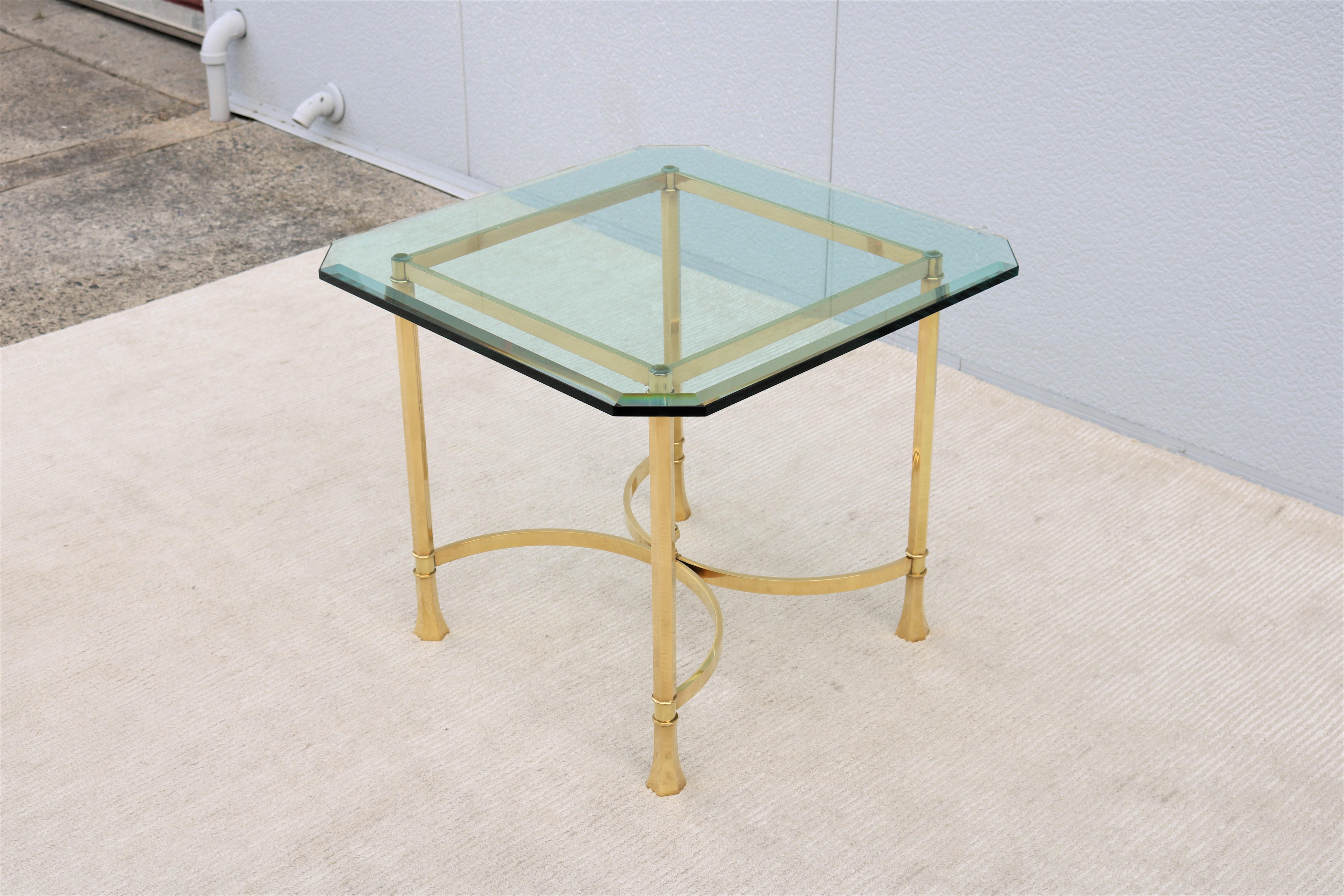 Laiton Table d'appoint carrée en laiton et verre de style Maison Bagues, Italie, années 1970 en vente