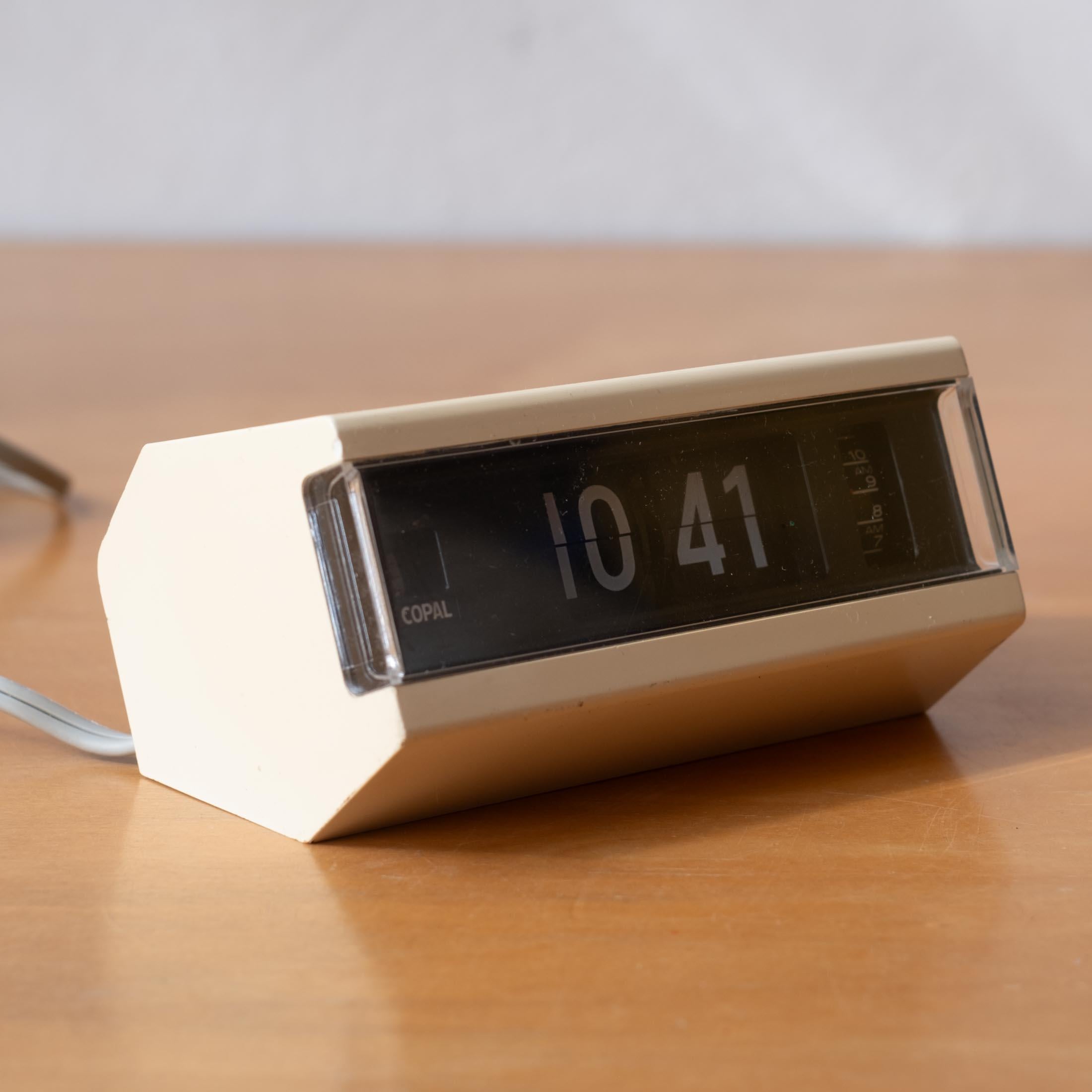 Horloge à bascule Vintage By des années 1960-70. Il a été testé pendant plusieurs jours et est resté parfaitement à l'heure. Une veilleuse et une alarme fonctionnent. Des designers tels que Riki Watanabe ont dessiné pour Copal, bien que nous n'ayons