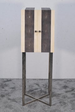 Vitrine à bijoux des années 1970, style « mid-century », de couleur beige, avec revêtement en galuchat, sur un pied chromé