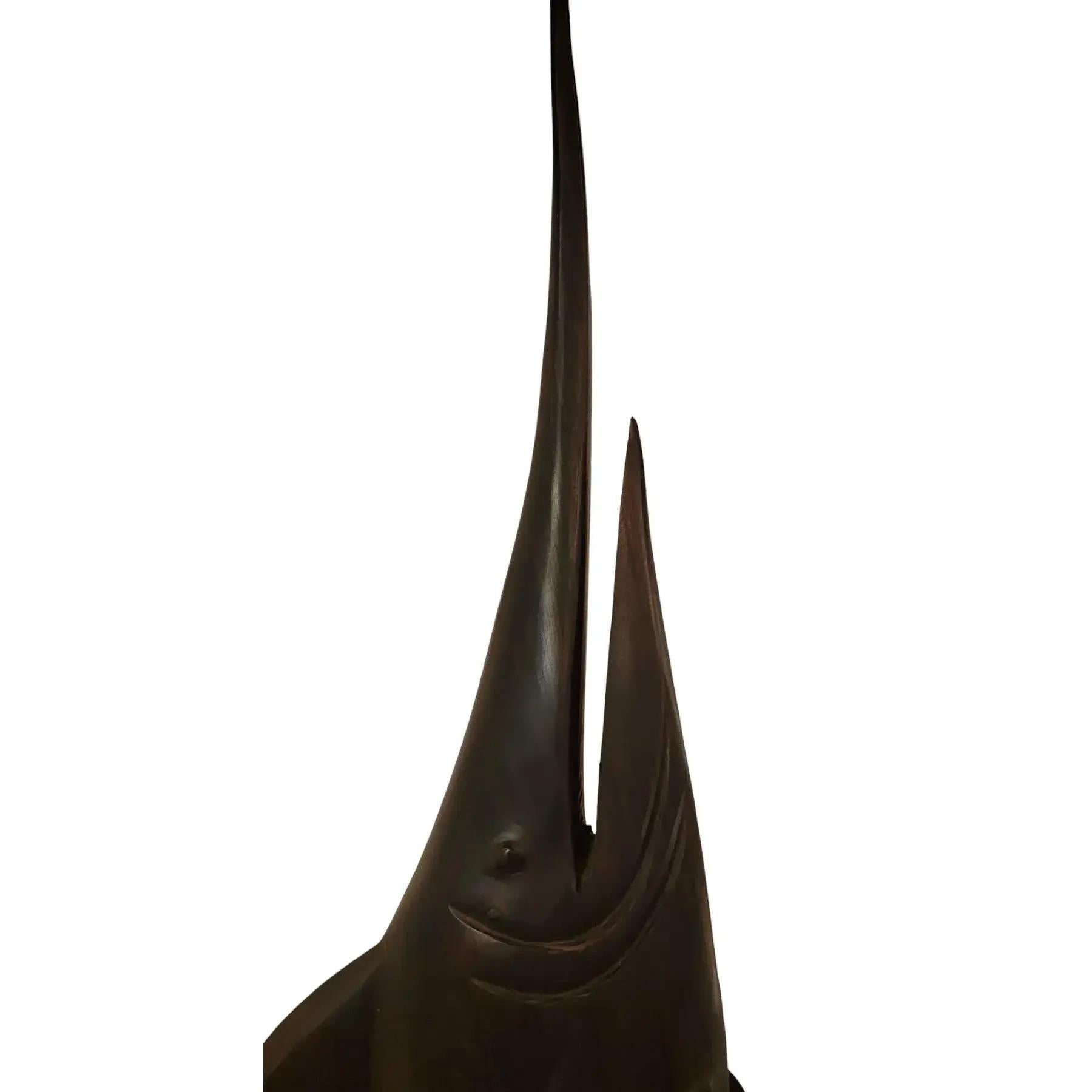 Scultura di pesce spada in legno di grandi dimensioni risalente alla metà del secolo scorso In condizioni buone in vendita a Pasadena, CA