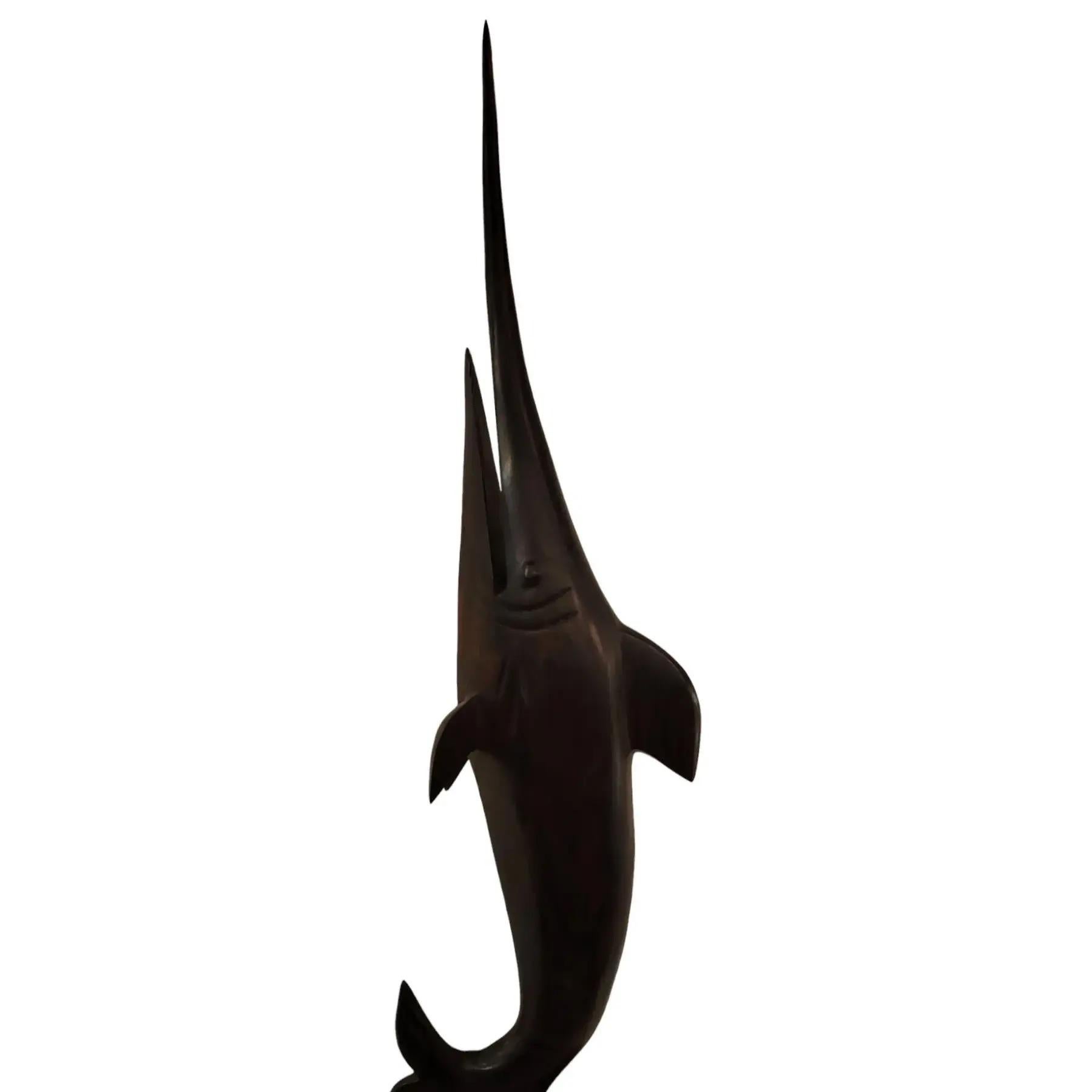 XX secolo Scultura di pesce spada in legno di grandi dimensioni risalente alla metà del secolo scorso in vendita