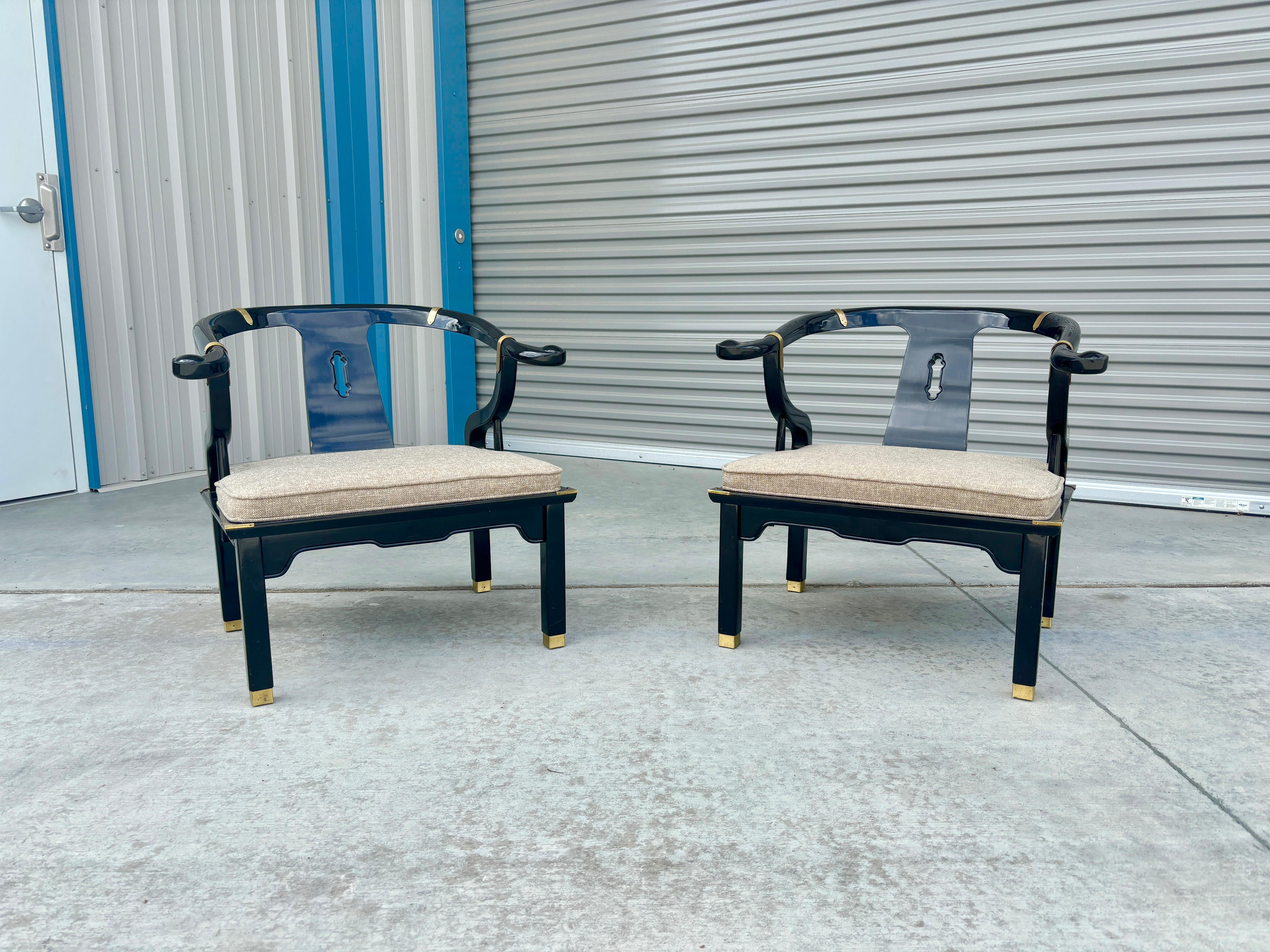 Loungesessel aus der Mitte des Jahrhunderts im Stil von James Mont, hergestellt von Century Furniture in den Vereinigten Staaten um 1970. Der schlichte, schwarz lackierte Rahmen wird durch die eleganten Messingbeschläge perfekt ergänzt, die dem