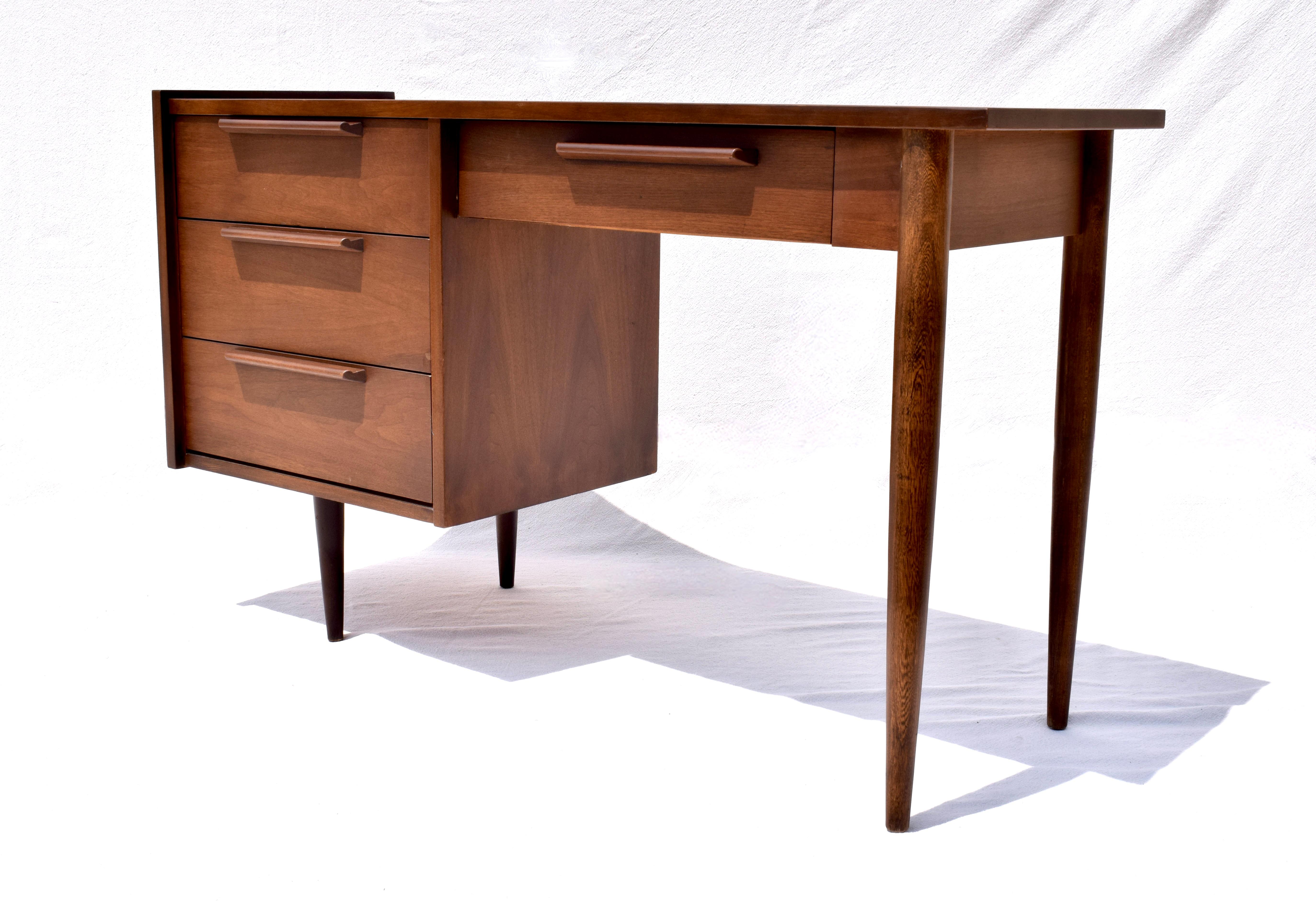 1970's Mid Century Modern American Walnut Desk In Good Condition In Southampton, NJ