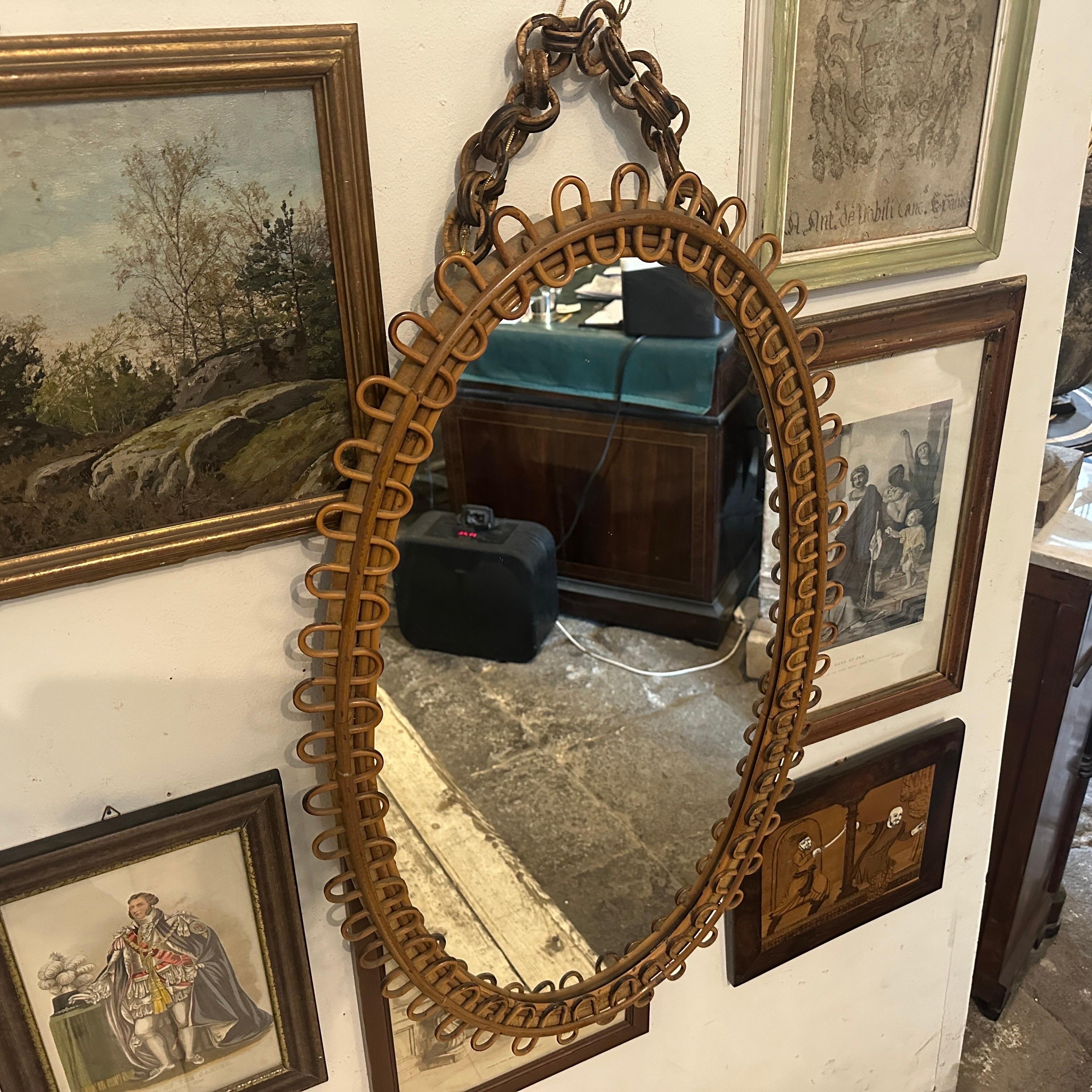 Dies ist ein 1970er Mid-Century Modern Bamboo Italian Oval Wall Mirror zugeschrieben Bonacina, eine renommierte italienische Möbel und Dekor Marke bekannt für seine Expertise in Rattan und Bambus Handwerkskunst. Handgefertigt mit einem Gestell aus