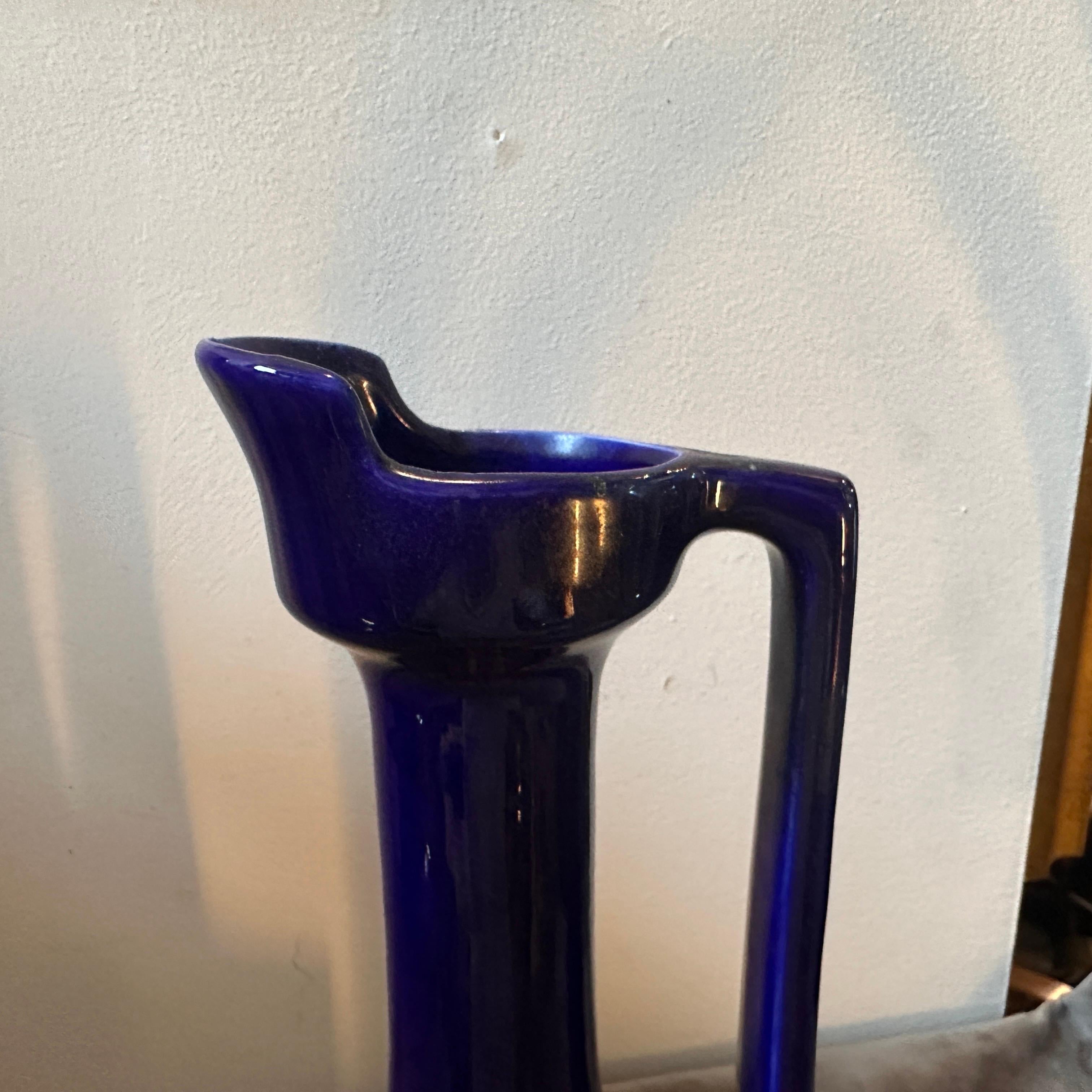 1970 Mid-Century Modern Blue Ceramic Italian Jug Vase by Bertoncello Bon état - En vente à Aci Castello, IT