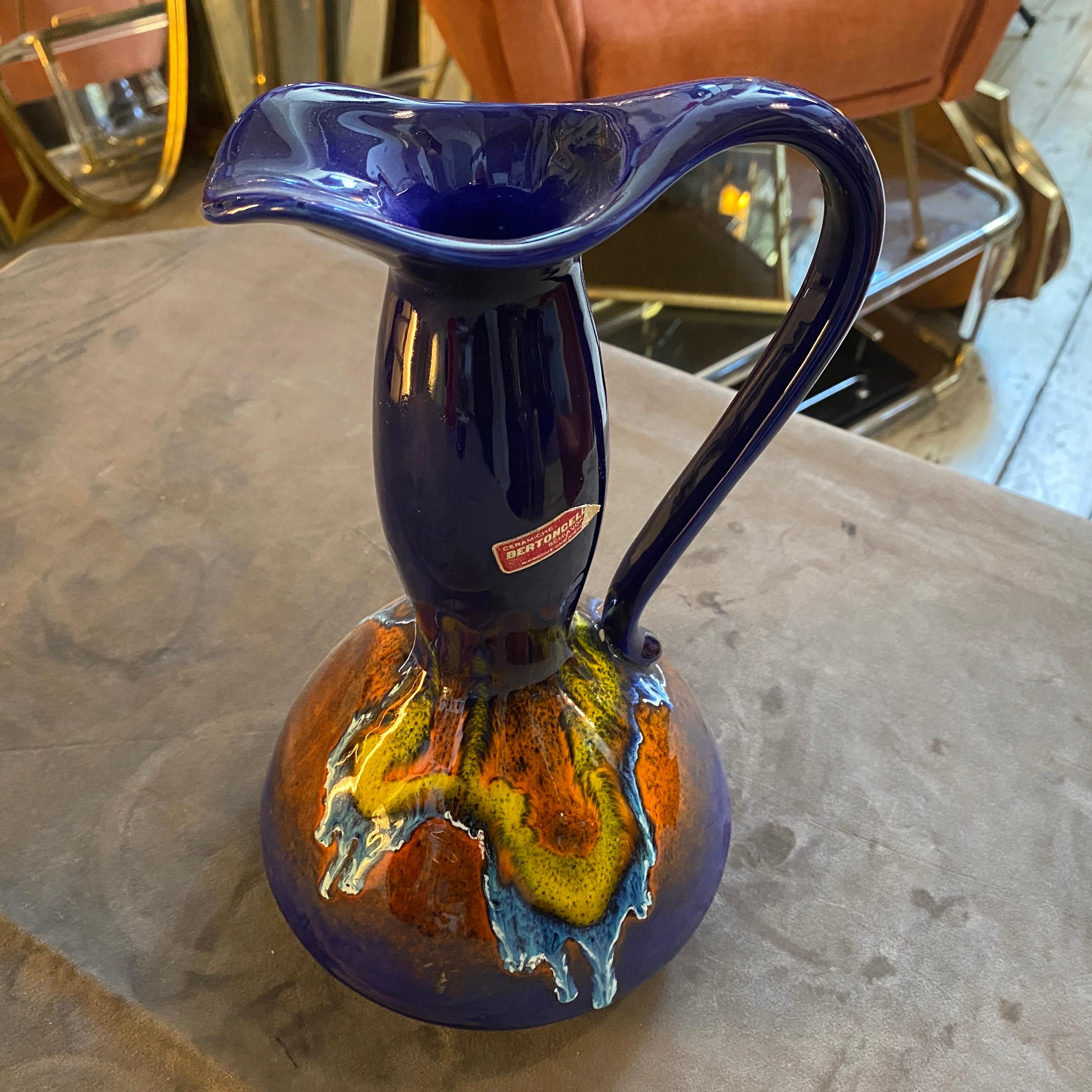 Dipinto a mano Vaso brocca in ceramica blu Mid-Century Modern degli anni '70 di Bertoncello