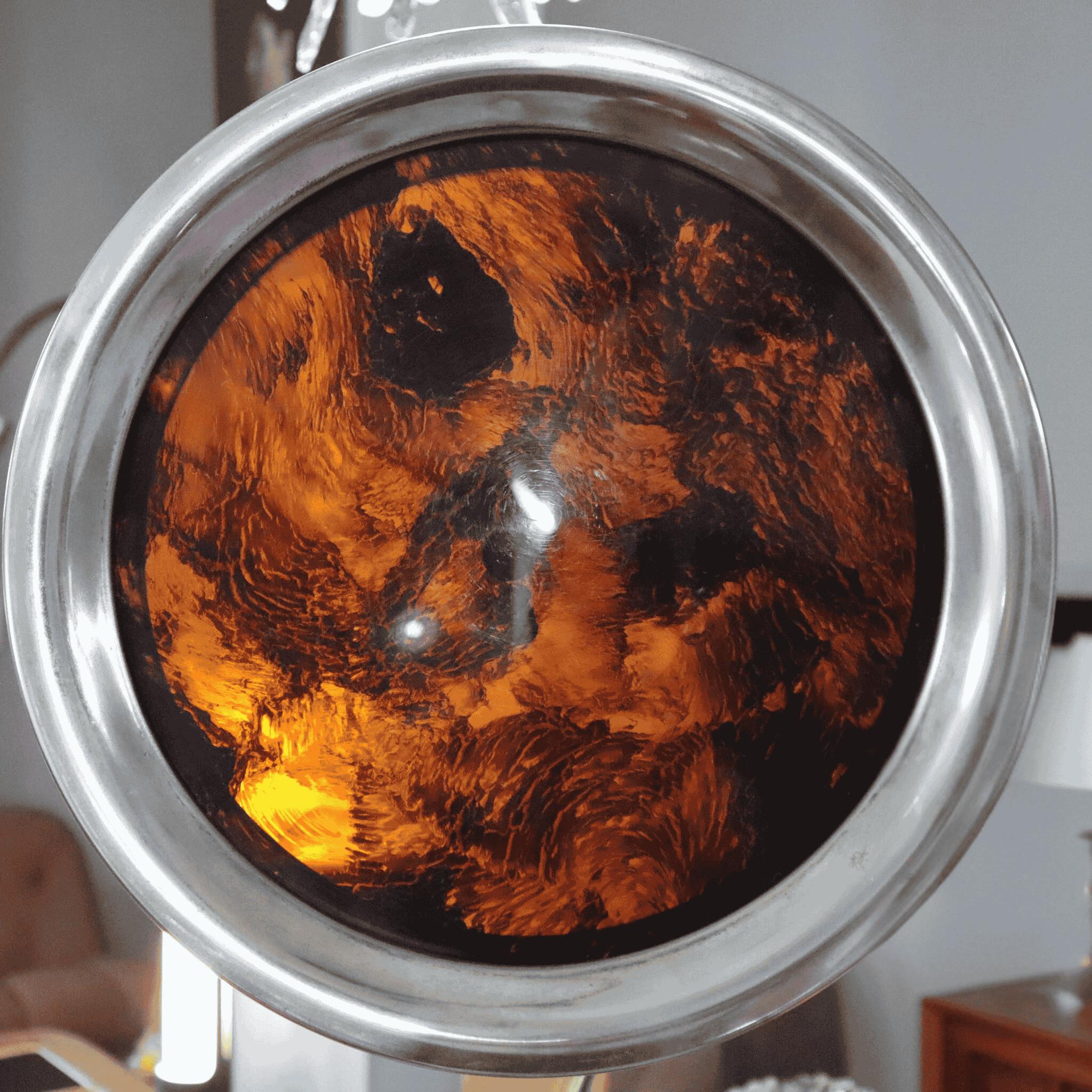 Ce plateau rond des années 1970 de la collection Mid-Century Modern de Guzzini est un exemple étonnant du design italien de l'époque, combinant une fausse écaille de tortue en Lucite et un cadre en laiton épuré. Avec un diamètre de 35 cm, ce plateau