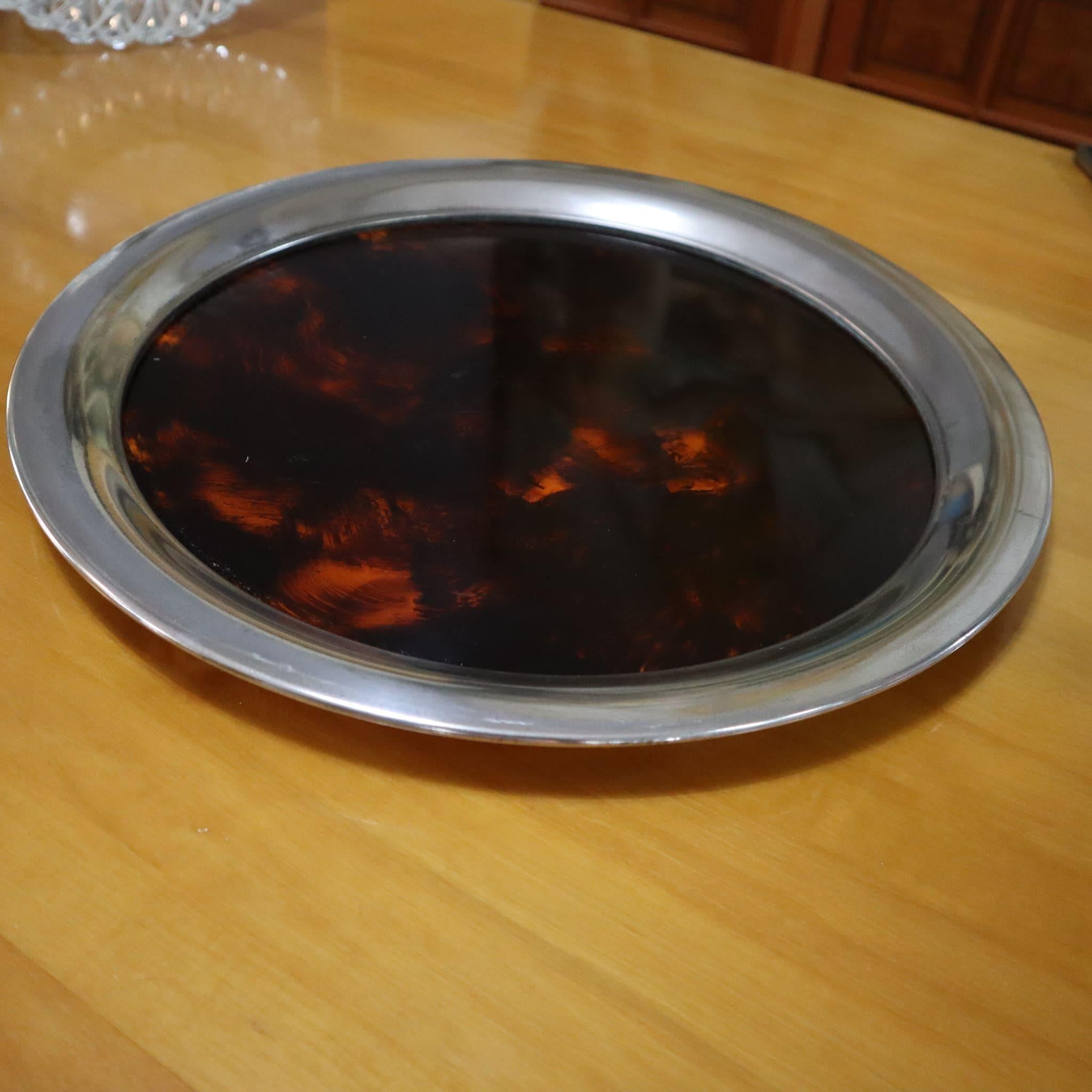 italien 1970 Plateau rond en laiton et fausse lucite de tortue The Moderns par Guzzini en vente