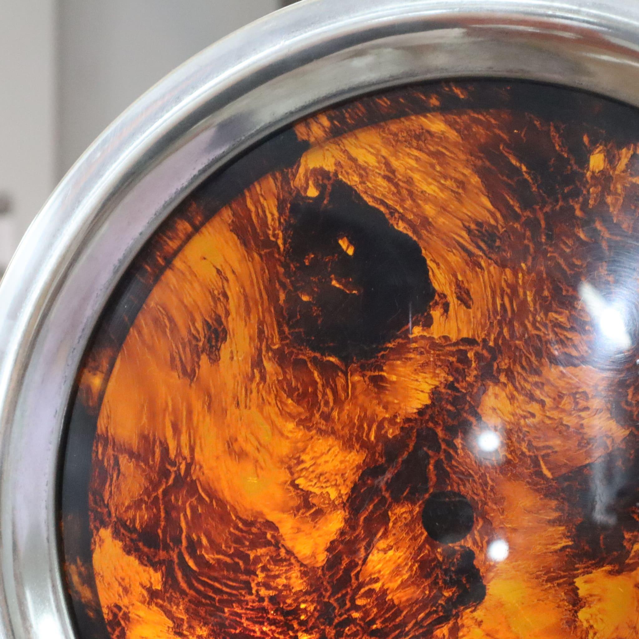 Fin du 20e siècle 1970 Plateau rond en laiton et fausse lucite de tortue The Moderns par Guzzini en vente