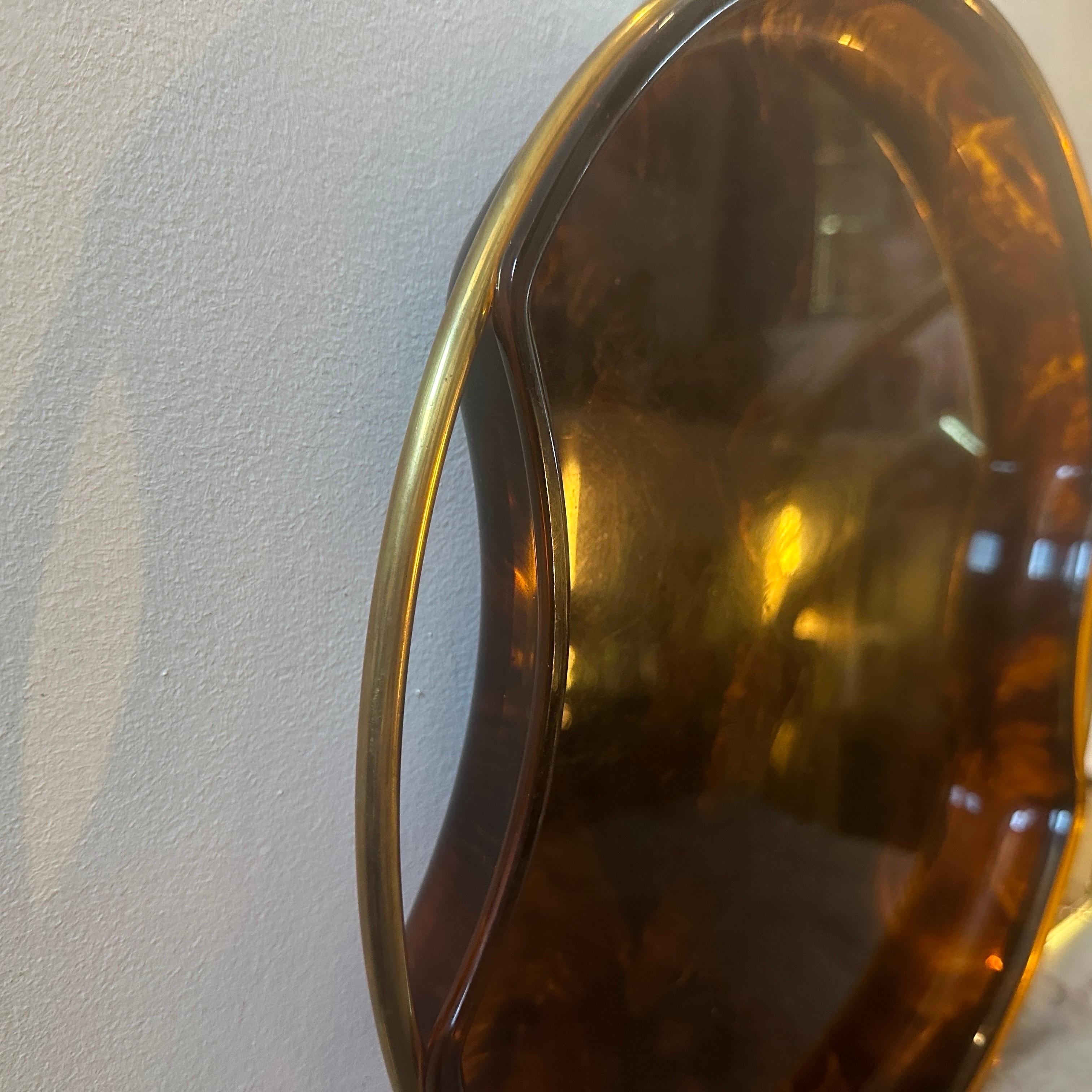 1970s Mid-Century Modern Brass and Fake Tortoise Lucite Round Tray by Guzzini For Sale 2