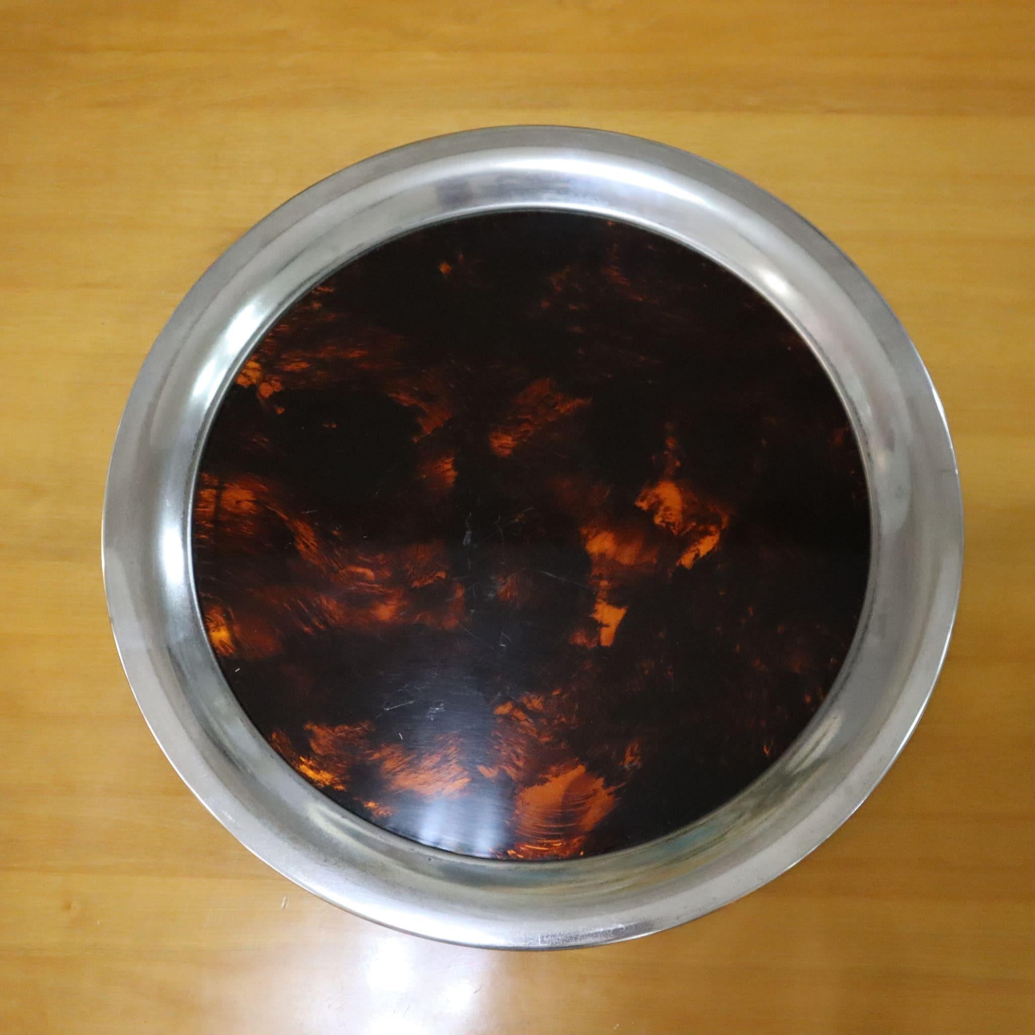 1970 Plateau rond en laiton et fausse lucite de tortue The Moderns par Guzzini en vente 1