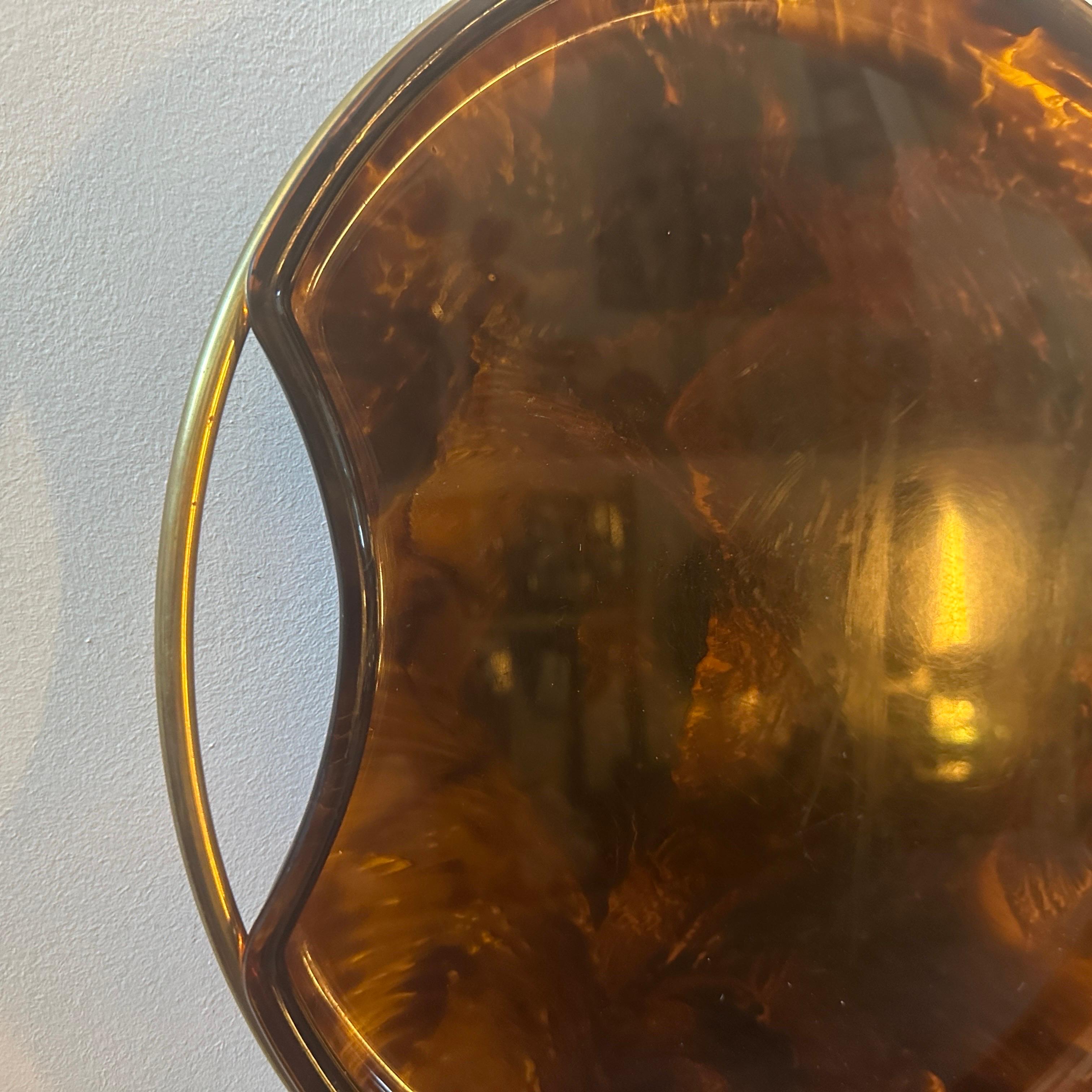 1970s Mid-Century Modern Brass and Fake Tortoise Lucite Round Tray by Guzzini For Sale 3