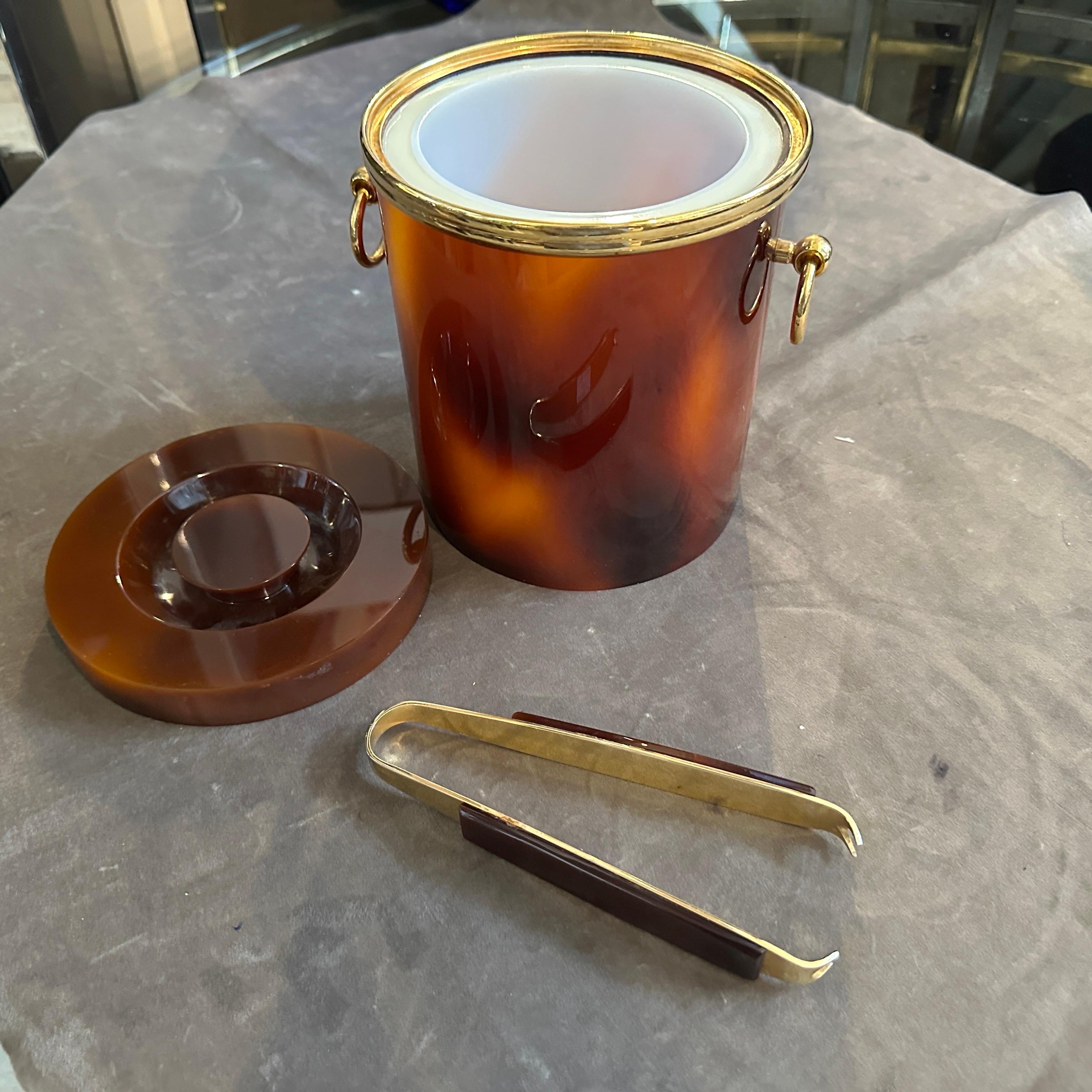 Mid-Century Modern 1970 Seau à glace italien en laiton et fausse écaille de tortue en Lucite, de style Modernity en vente
