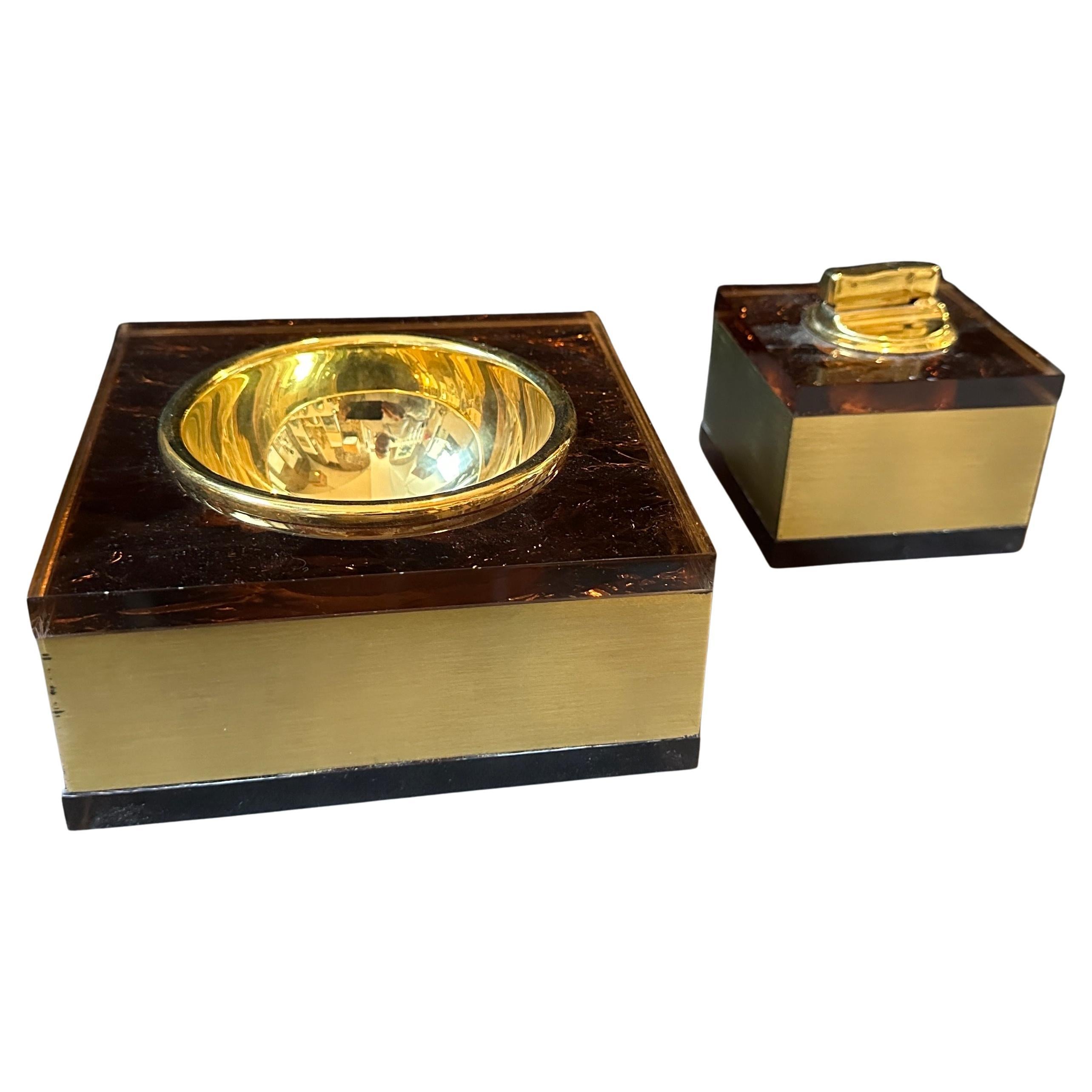 1970s Mid-Century Modern Brass and Fake Tortoiseshell Lucite Italian Smoking Set (Ensemble à fumer italien en laiton et en écaille de tortue)