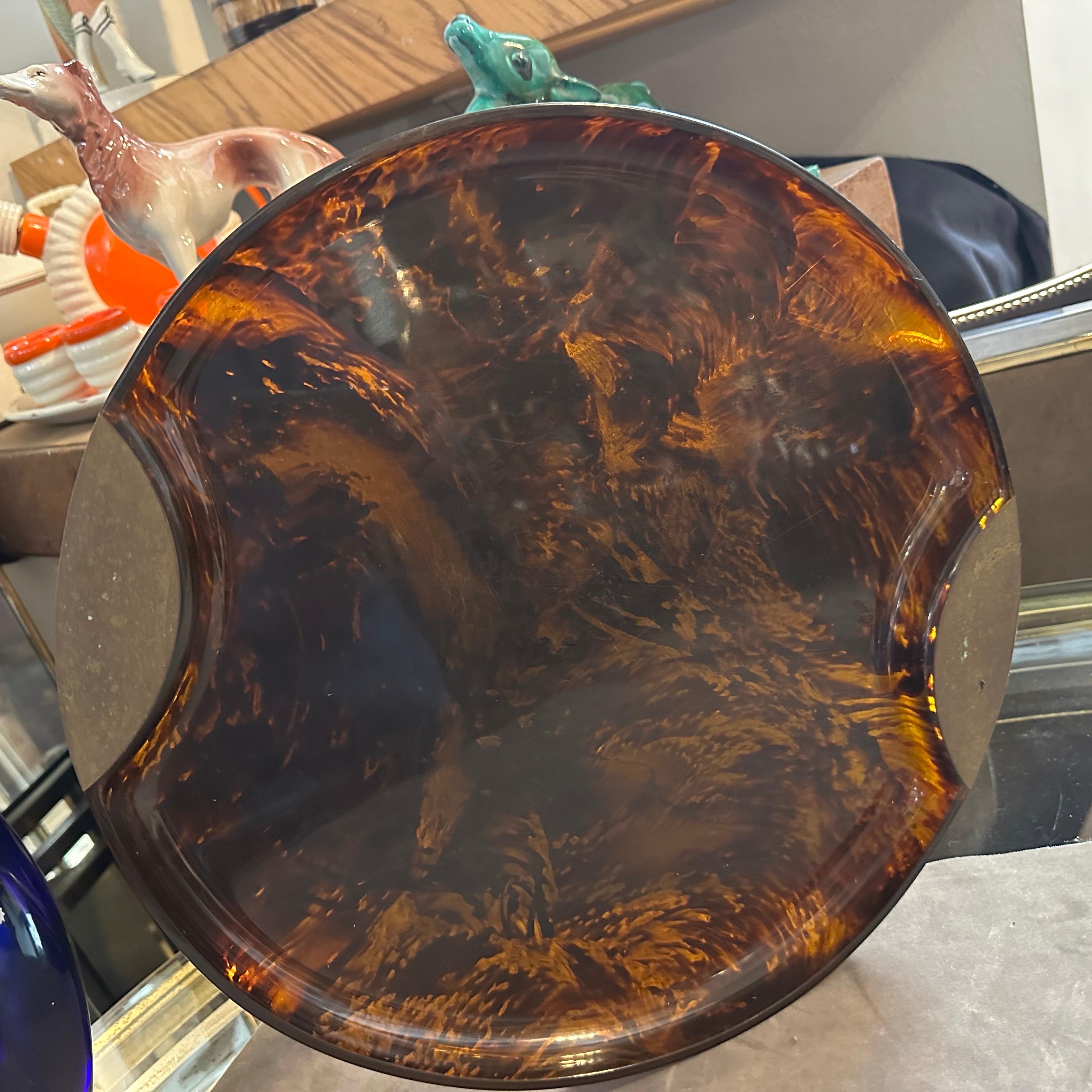Eine Mitte des Jahrhunderts modernen Fake Schildpatt Lucite und Messing runde Tablett entworfen und hergestellt von der italienischen Design-Firma Guzzini in den 1970er Jahren, ist es in gutem Zustand mit normalen Gebrauchsspuren und Alter, Messing