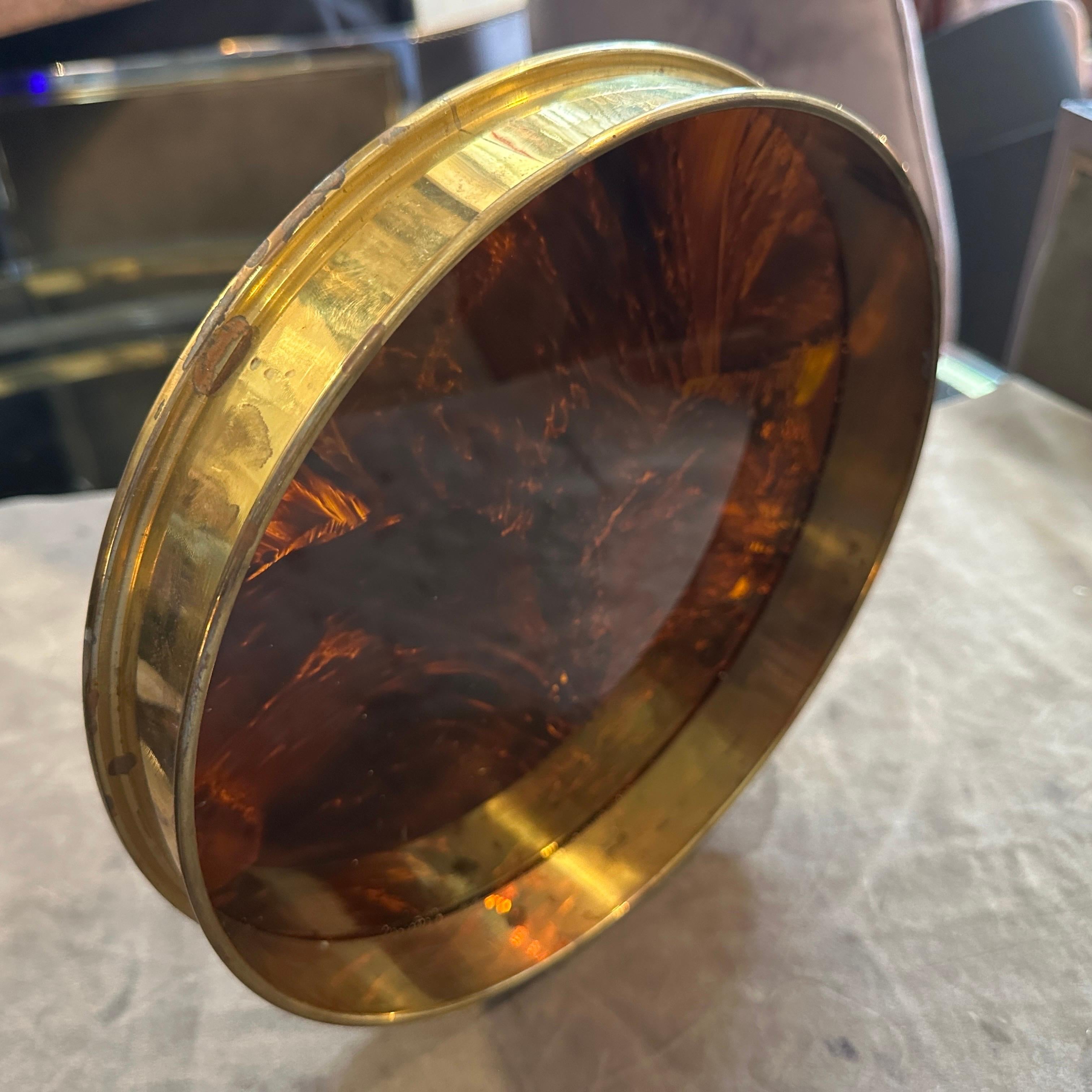 Eine Mitte des Jahrhunderts moderne Fake Schildpatt Lucite und Messing runde Galerie Tablett entworfen und hergestellt von der italienischen Design-Firma Guzzini in den 1970er Jahren, es ist in schönen Bedingungen. Das Unternehmen Guzzini ist eine