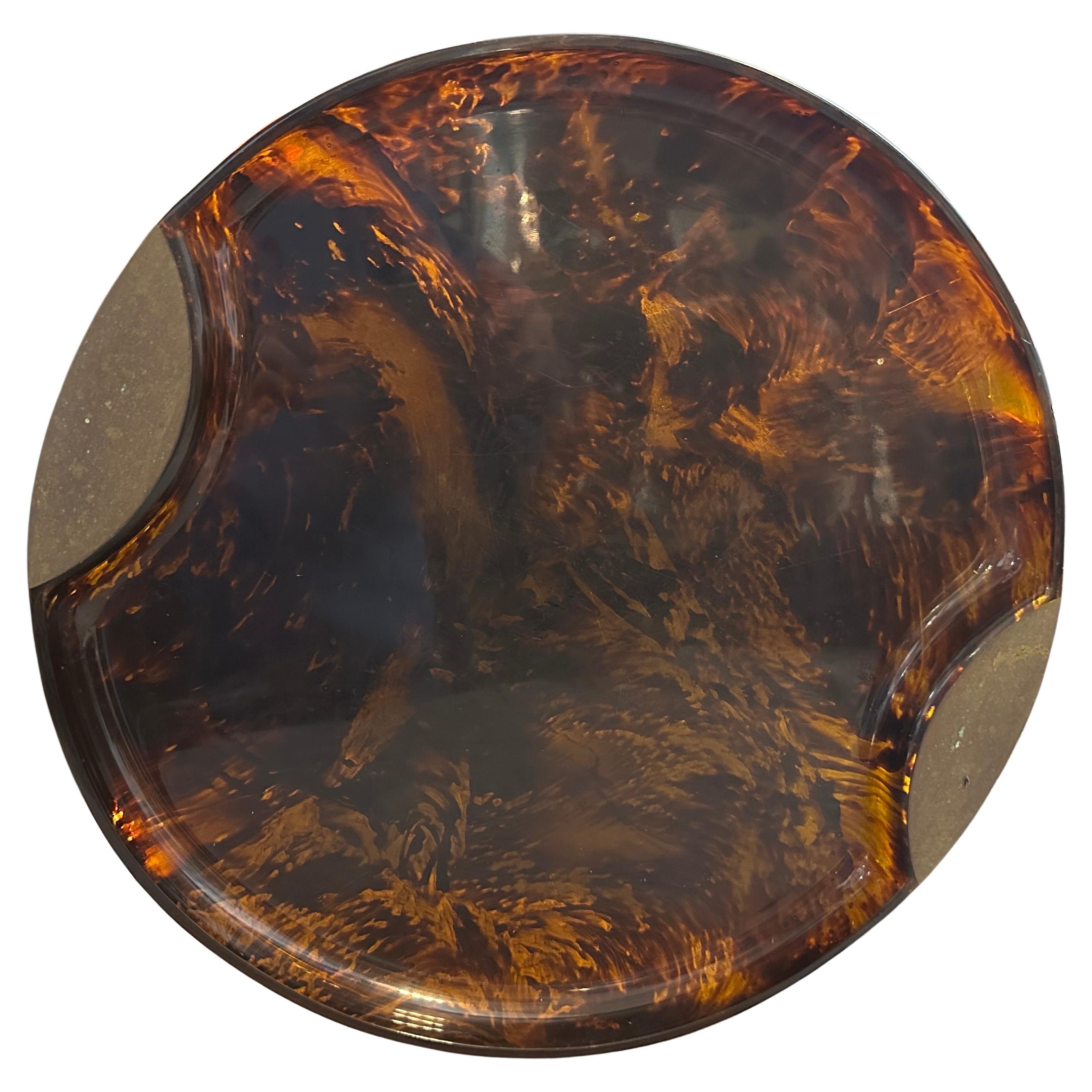 1970 - Plateau en laiton et fausse écaille de tortue en Lucite de Guzzini, Mid-Century Modern