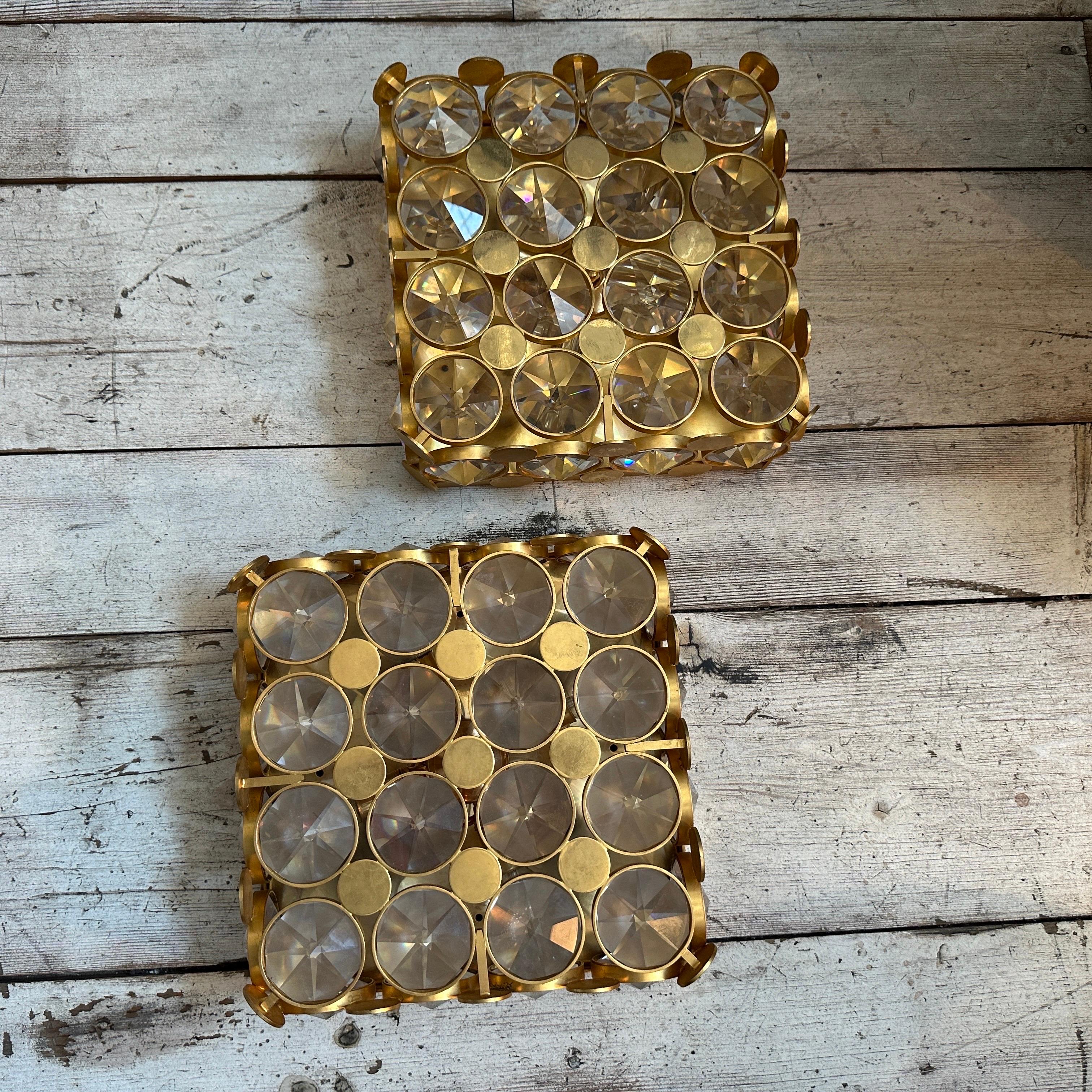 Applique quadrate italiane in ottone e vetro della metà del secolo scorso in vendita 3