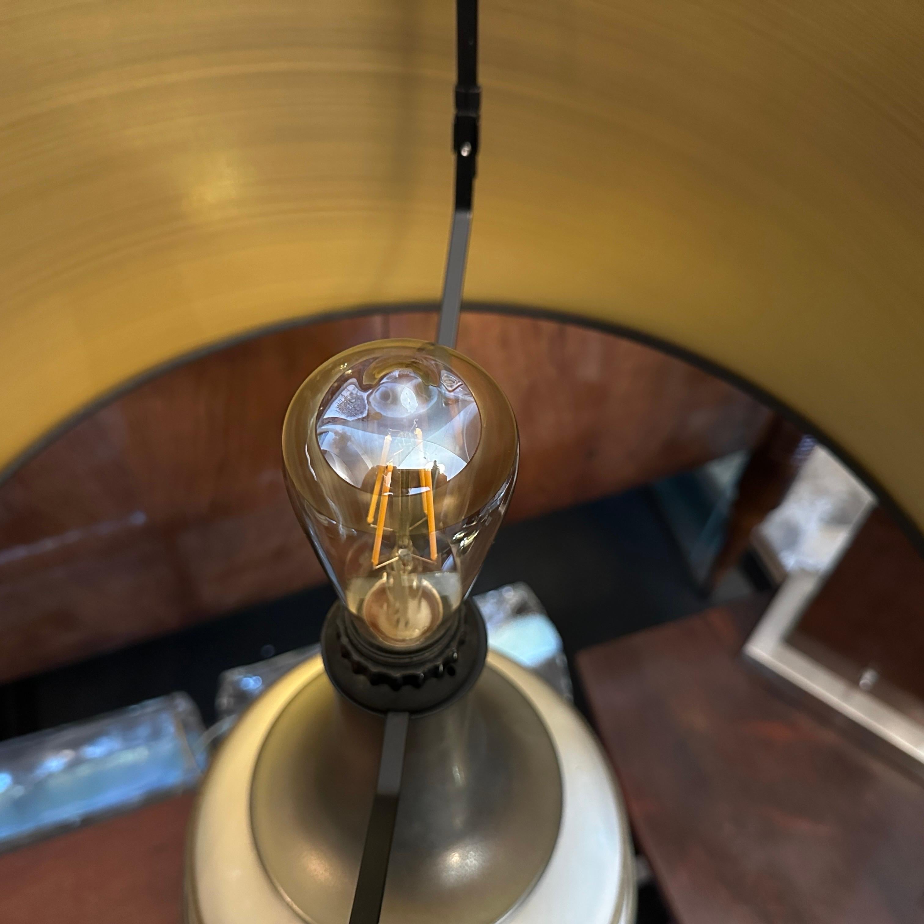 1970s Mid-Century Modern Brass and Ivory Lacquered Metal Italian Table Lamp In Good Condition For Sale In Aci Castello, IT