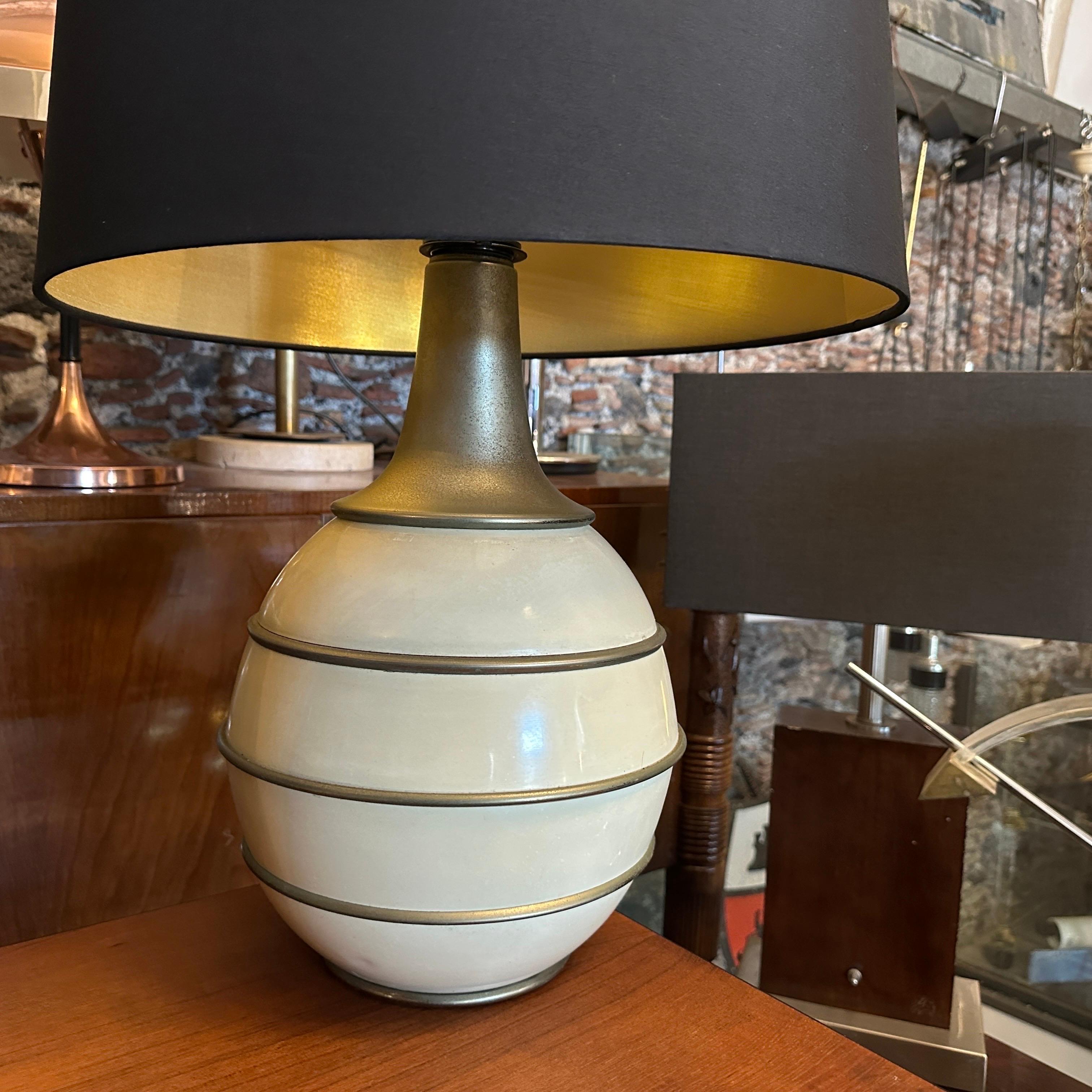 1970s Mid-Century Modern Brass and Ivory Lacquered Metal Italian Table Lamp For Sale 1