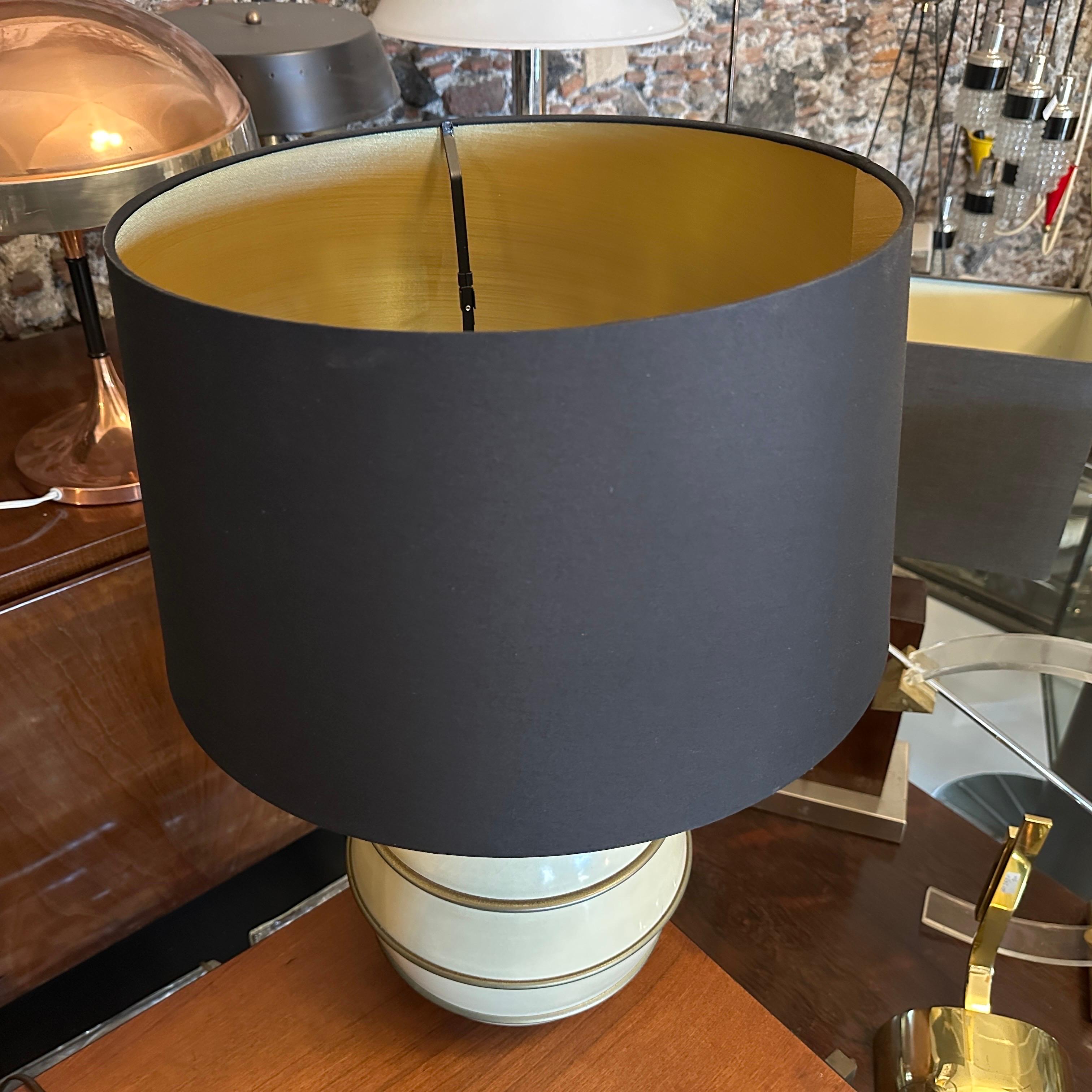 1970s Mid-Century Modern Brass and Ivory Lacquered Metal Italian Table Lamp For Sale 2