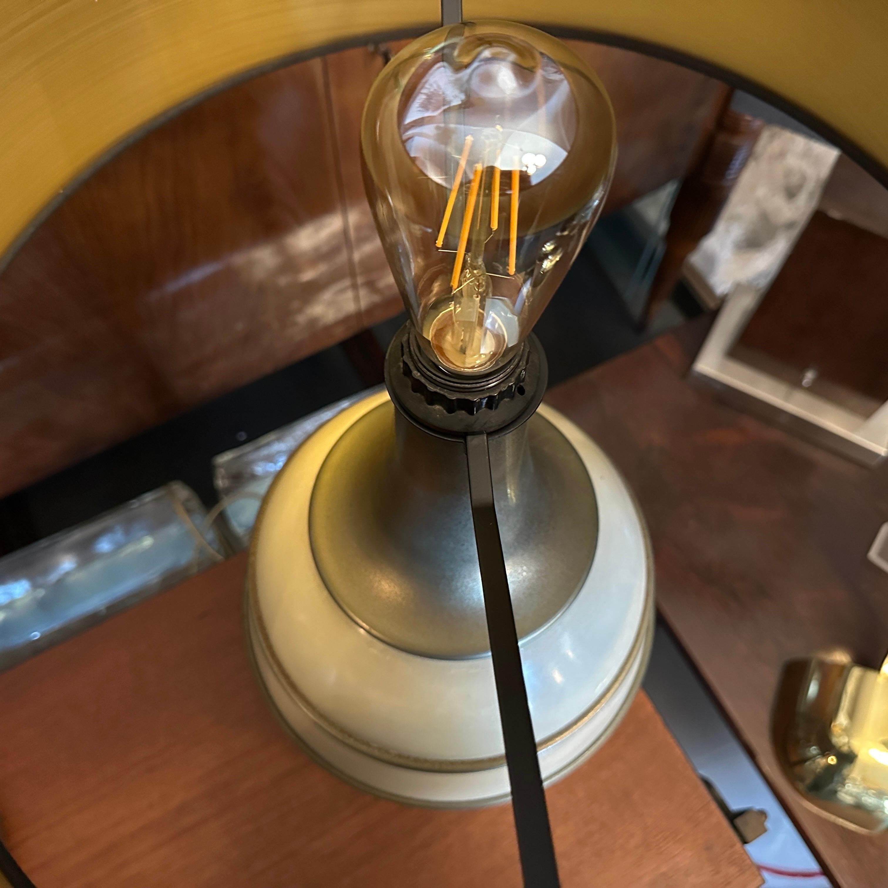 1970s Mid-Century Modern Brass and Ivory Lacquered Metal Italian Table Lamp For Sale 3