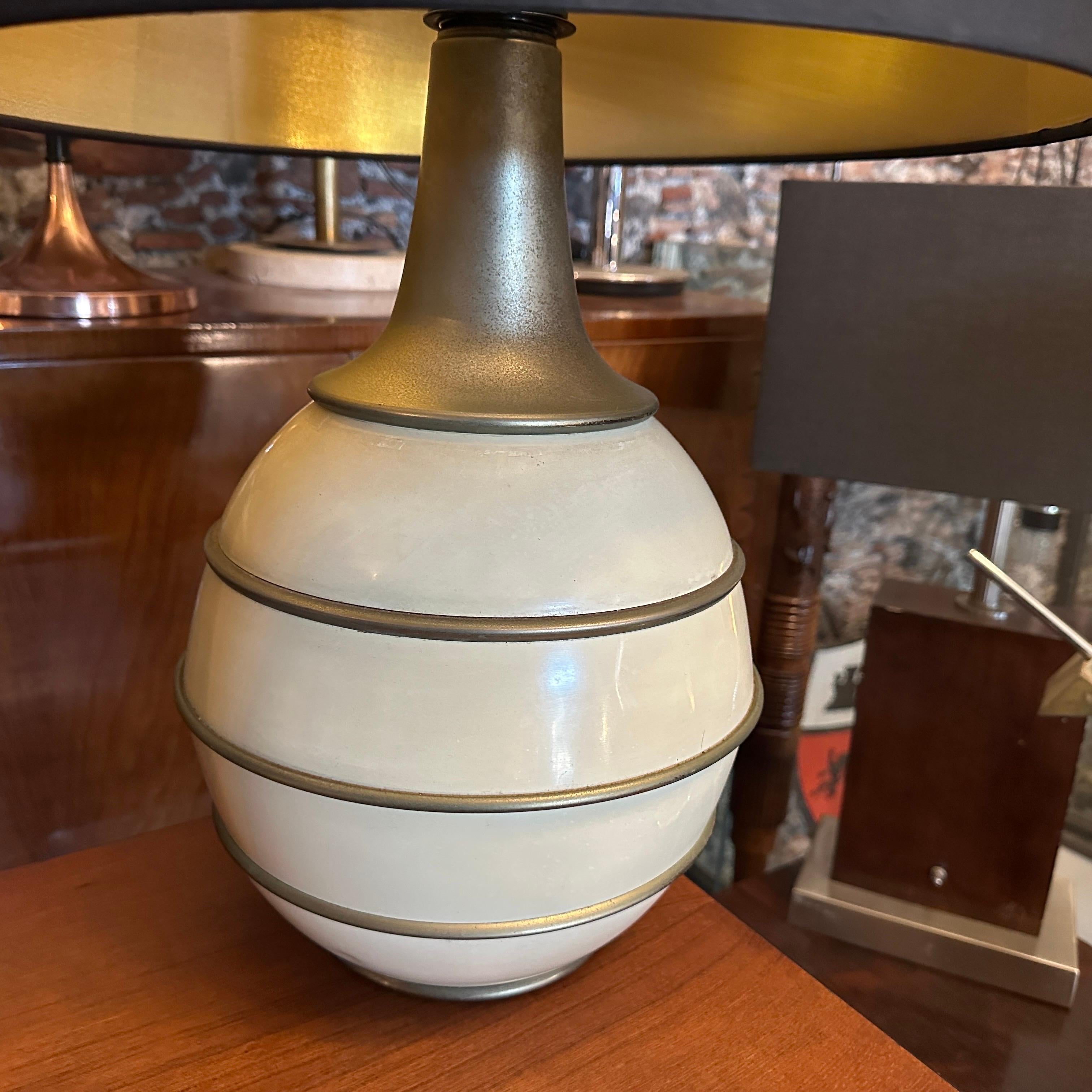 1970s Mid-Century Modern Brass and Ivory Lacquered Metal Italian Table Lamp For Sale 4