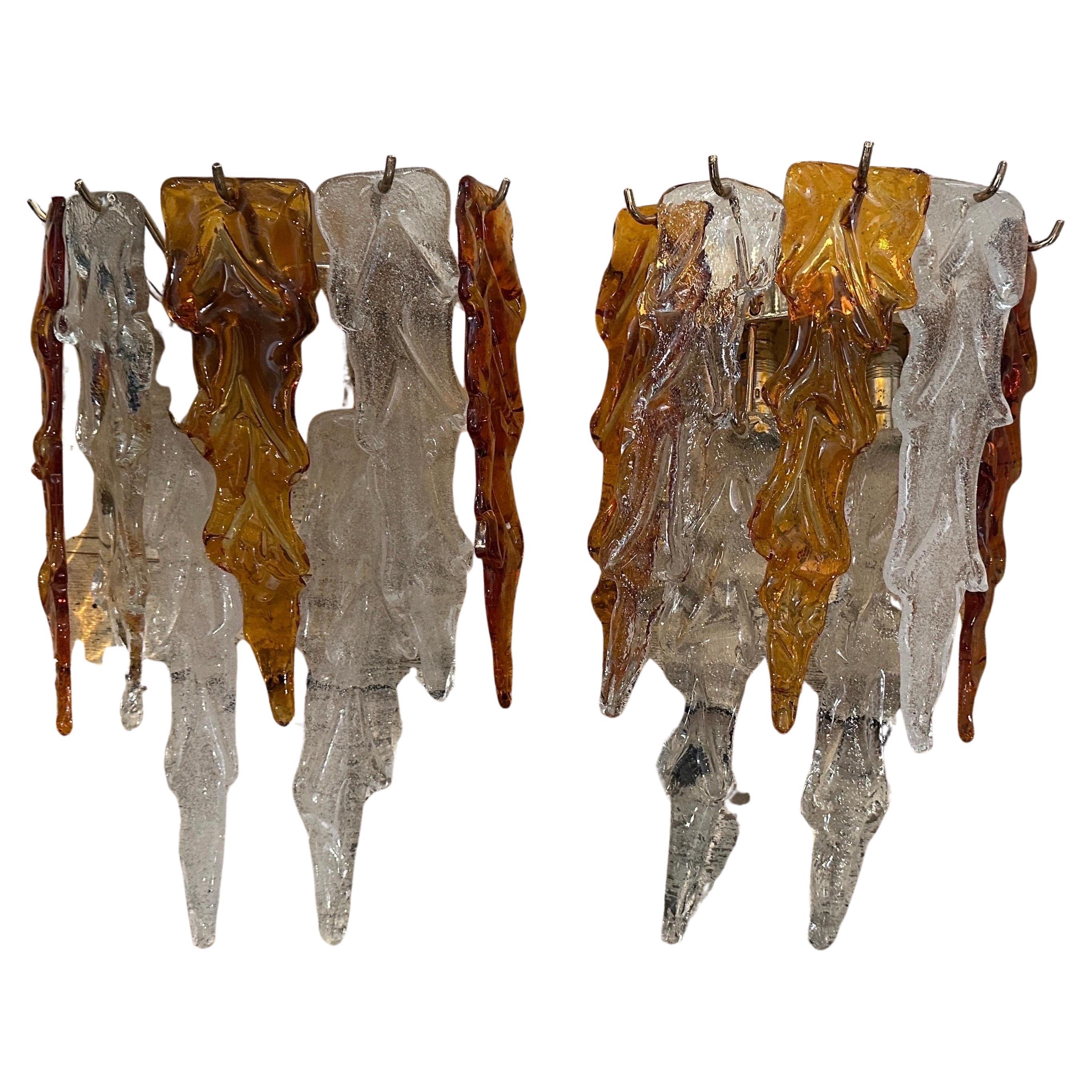 Diese sind ein erstaunliches Paar von Vintage 1970er Murano Glas und Messing Wandleuchten von Mazzega, einem renommierten italienischen Murano Glasmacher entworfen. Jede Leuchte besteht aus einer eleganten Kaskade von mundgeblasenen