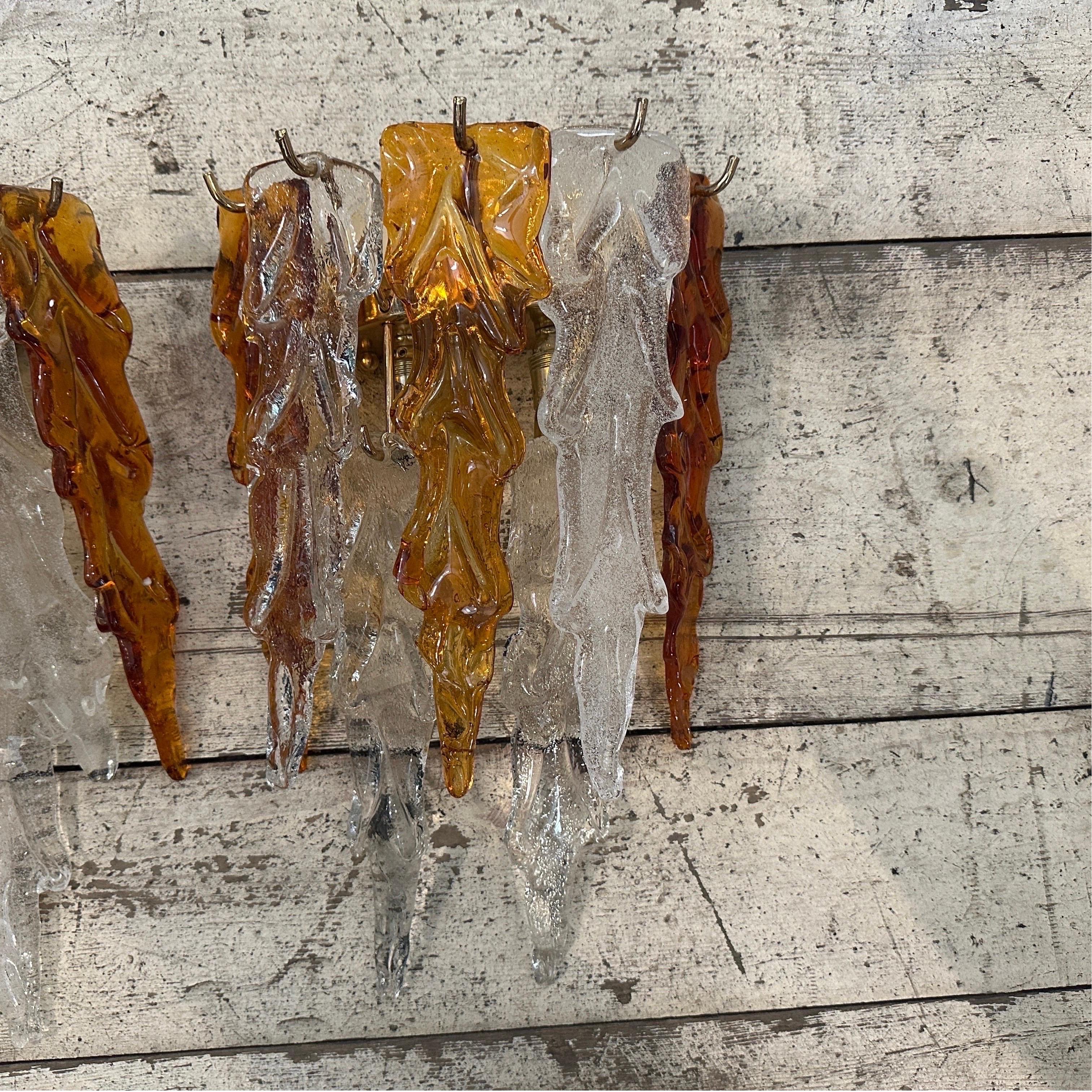 1970er Mid-Century Modern Wandleuchten aus Messing und Murano Glas von Mazzega (20. Jahrhundert) im Angebot