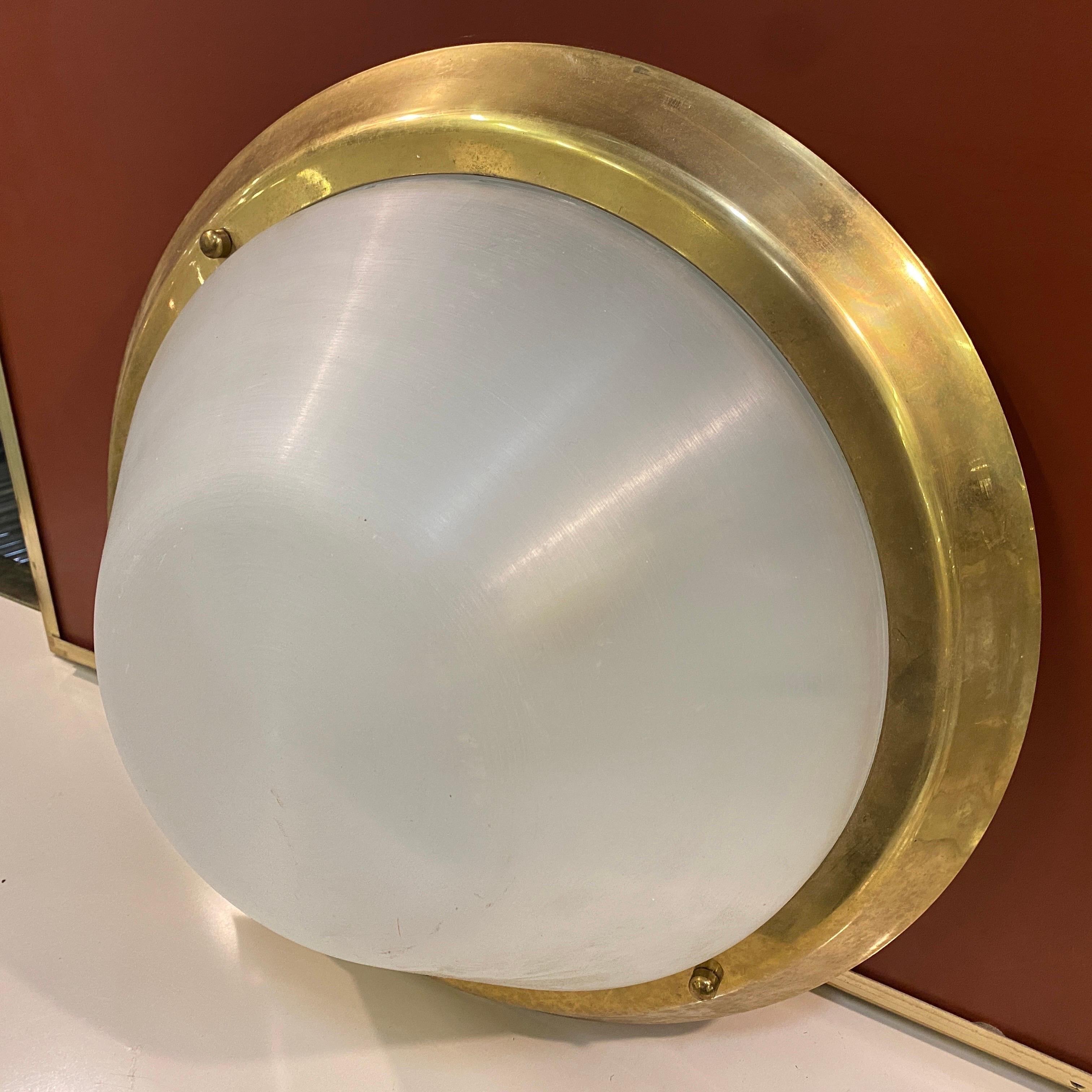 1970 Mid-Century Modern Brass and Plexiglass Round Italian Ceiling Light (Plafonnier italien rond en laiton et plexiglas) en vente 6