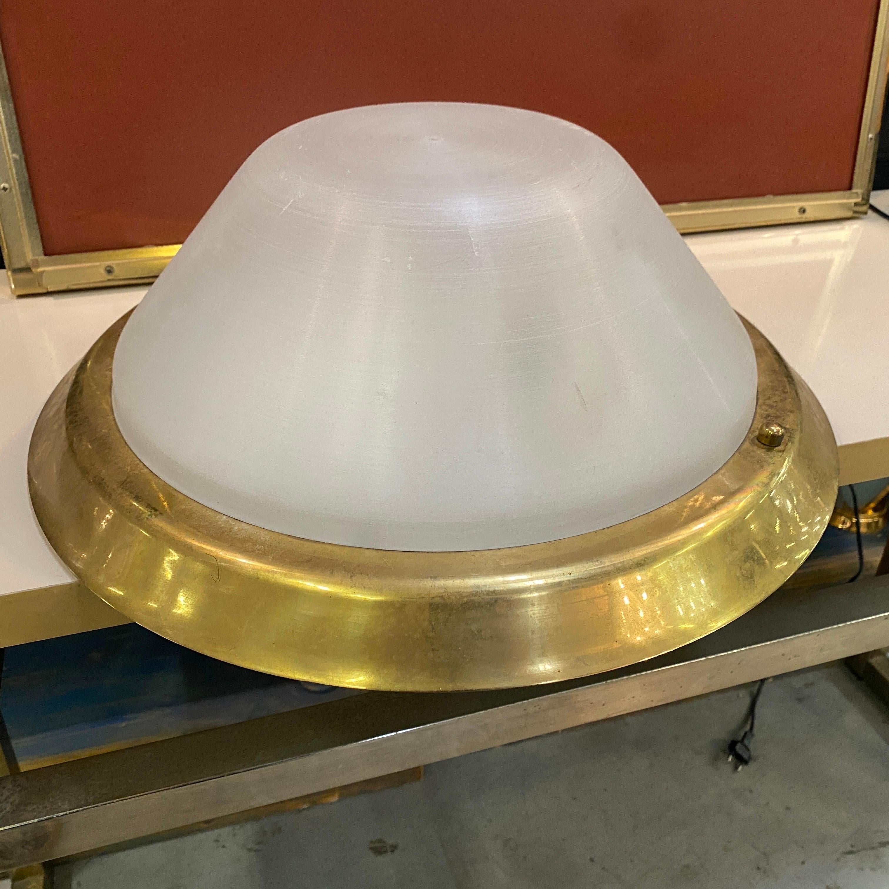 1970 Mid-Century Modern Brass and Plexiglass Round Italian Ceiling Light (Plafonnier italien rond en laiton et plexiglas) en vente 7