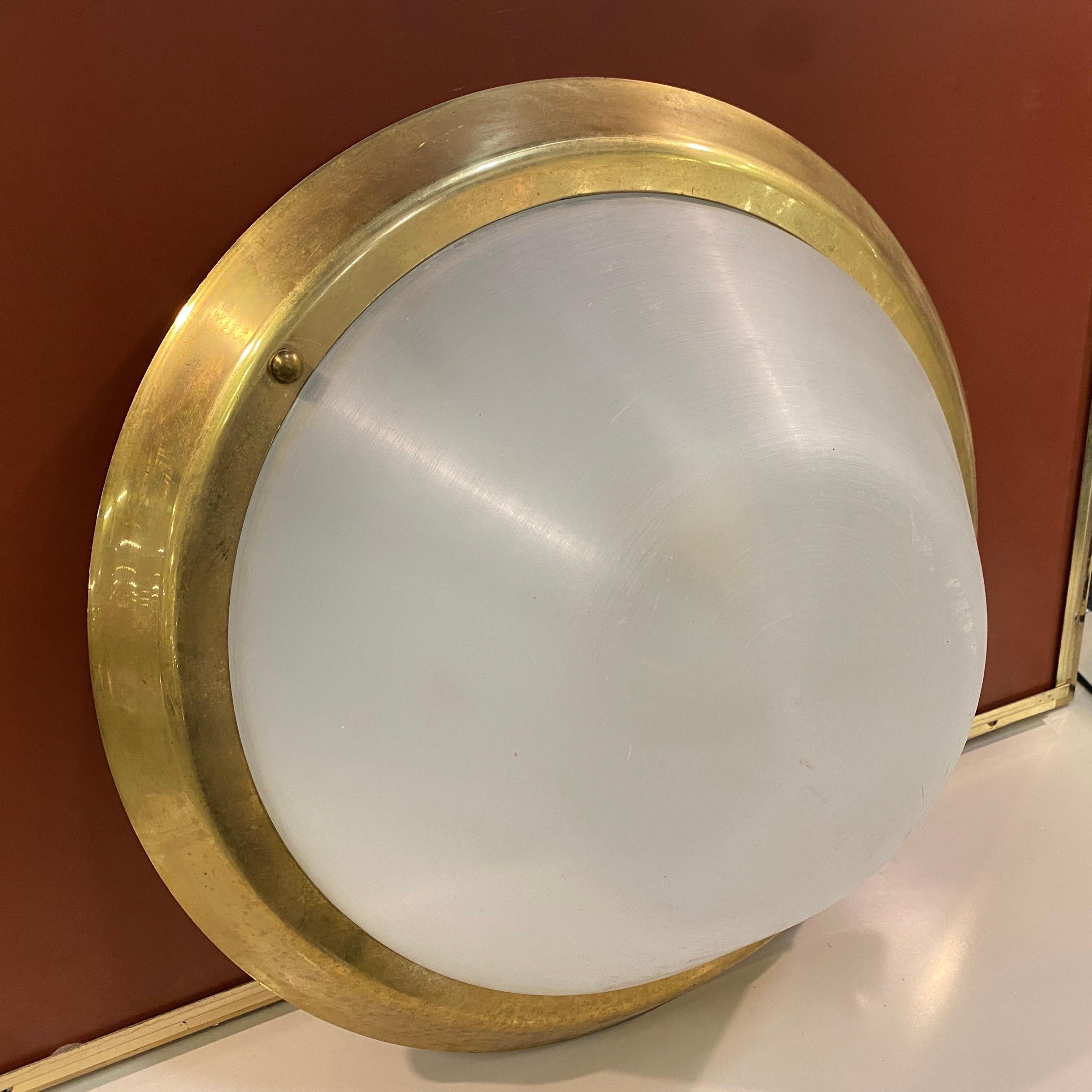 1970 Mid-Century Modern Brass and Plexiglass Round Italian Ceiling Light (Plafonnier italien rond en laiton et plexiglas) Bon état - En vente à Aci Castello, IT