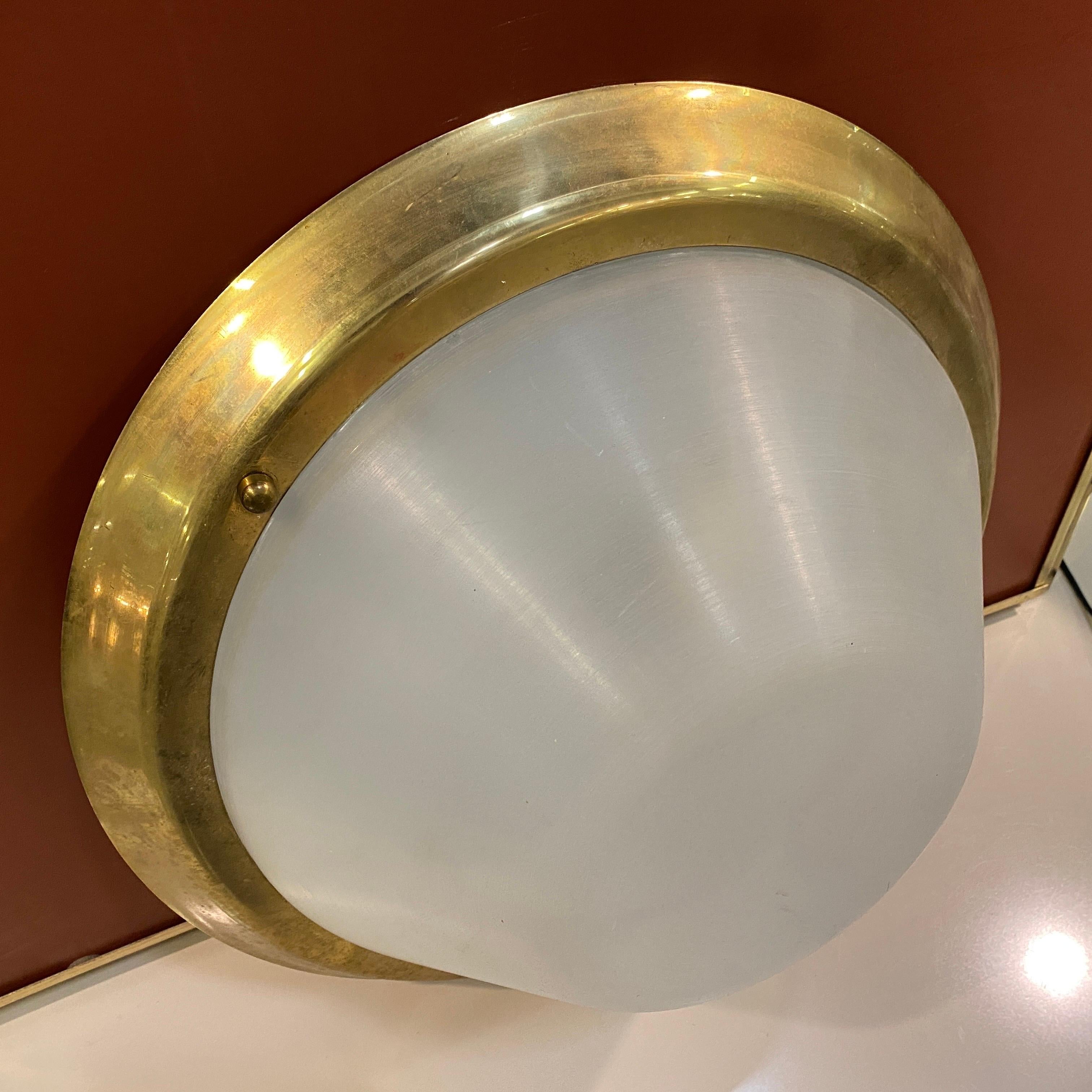 20ième siècle 1970 Mid-Century Modern Brass and Plexiglass Round Italian Ceiling Light (Plafonnier italien rond en laiton et plexiglas) en vente