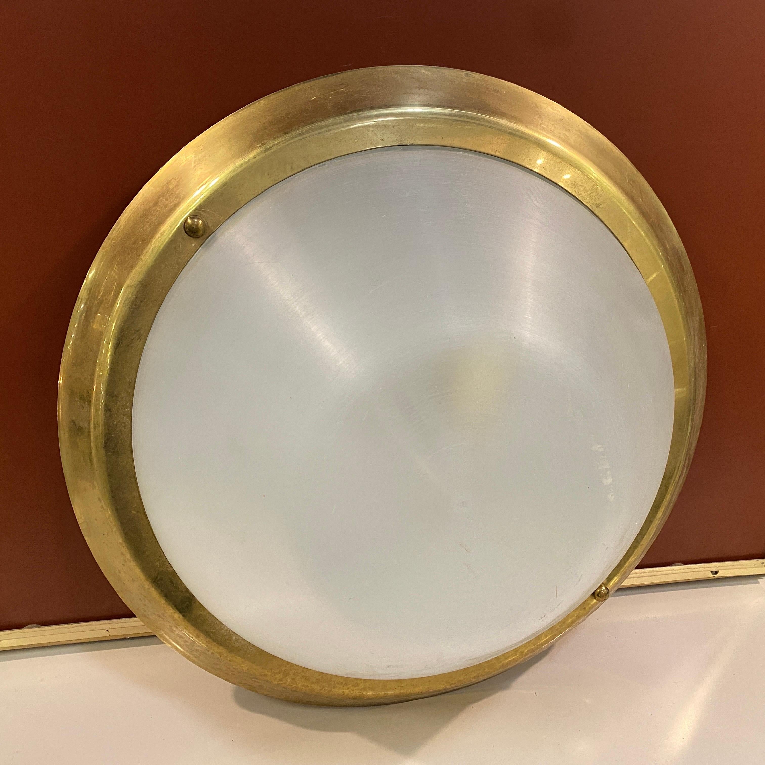 1970 Mid-Century Modern Brass and Plexiglass Round Italian Ceiling Light (Plafonnier italien rond en laiton et plexiglas) en vente 1
