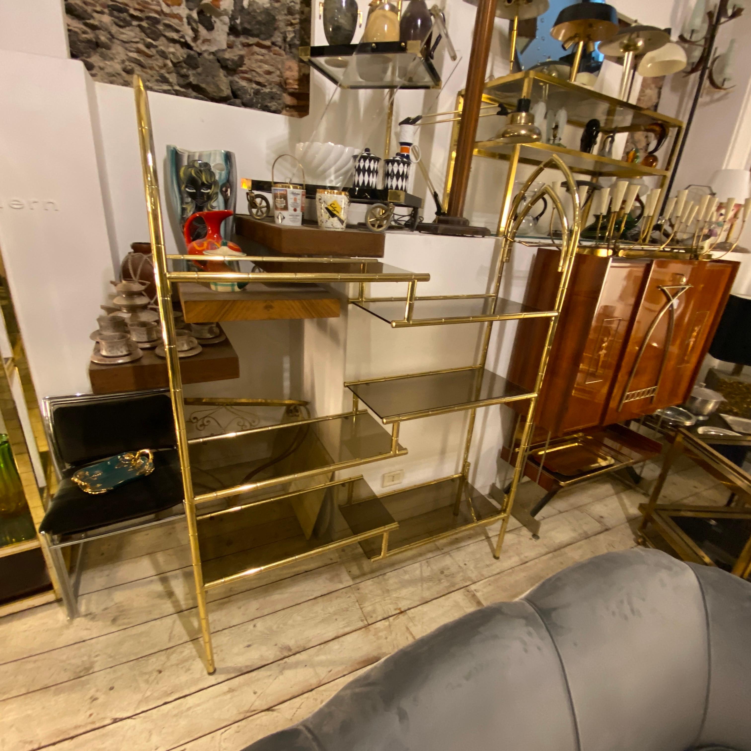 1970s Mid-Century Modern Brass and Smoked Glass Italian Bookcase In Good Condition For Sale In Aci Castello, IT