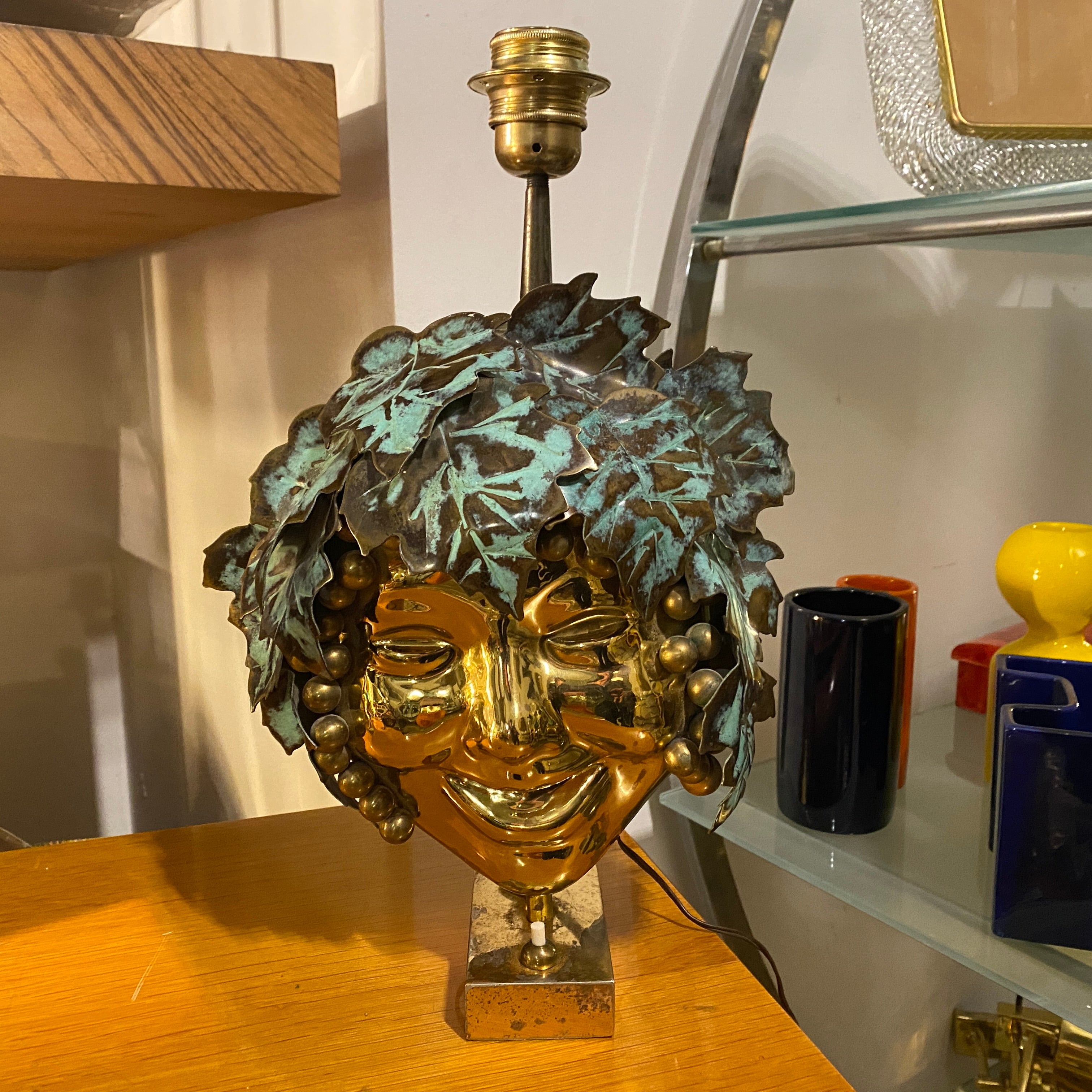 Lámpara de mesa Bacchus italiana de latón, moderna de mediados de siglo, años 70 Hecho a mano en venta