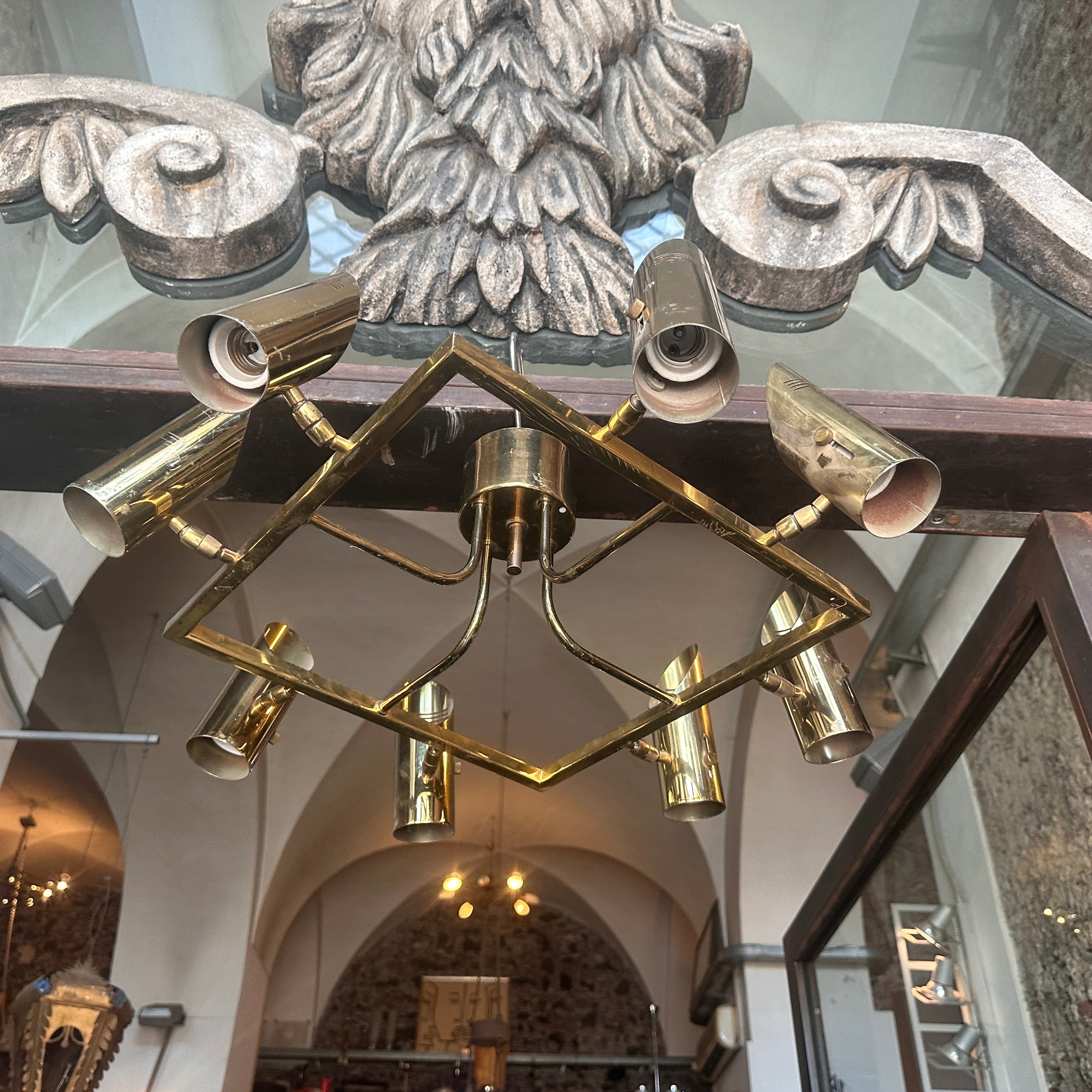 A rare lighting fixture in solid brass designed and manufactured in Italy in the Seventies. It has eight spotlights that can be turned in all directions and make this chandelier extremely versatile.
This stunning Italian lighting fixture pays homage