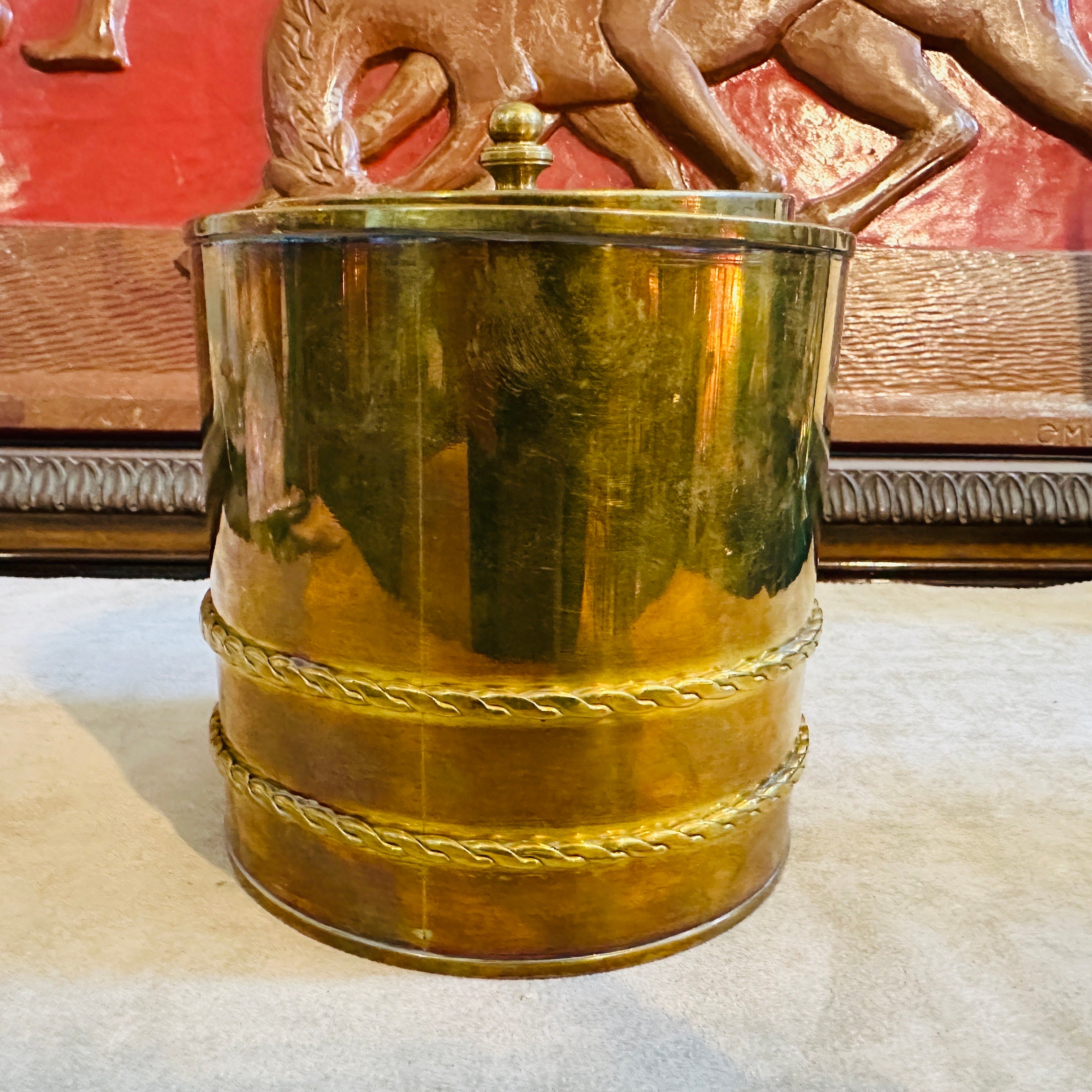 A solid brass ice bucket designed and manufactured in Italy in the Seventies. It's in very good condition overall, brass it's in original patina.
This ice bucket is a standout piece in any home bar or entertaining space, evoking the chic