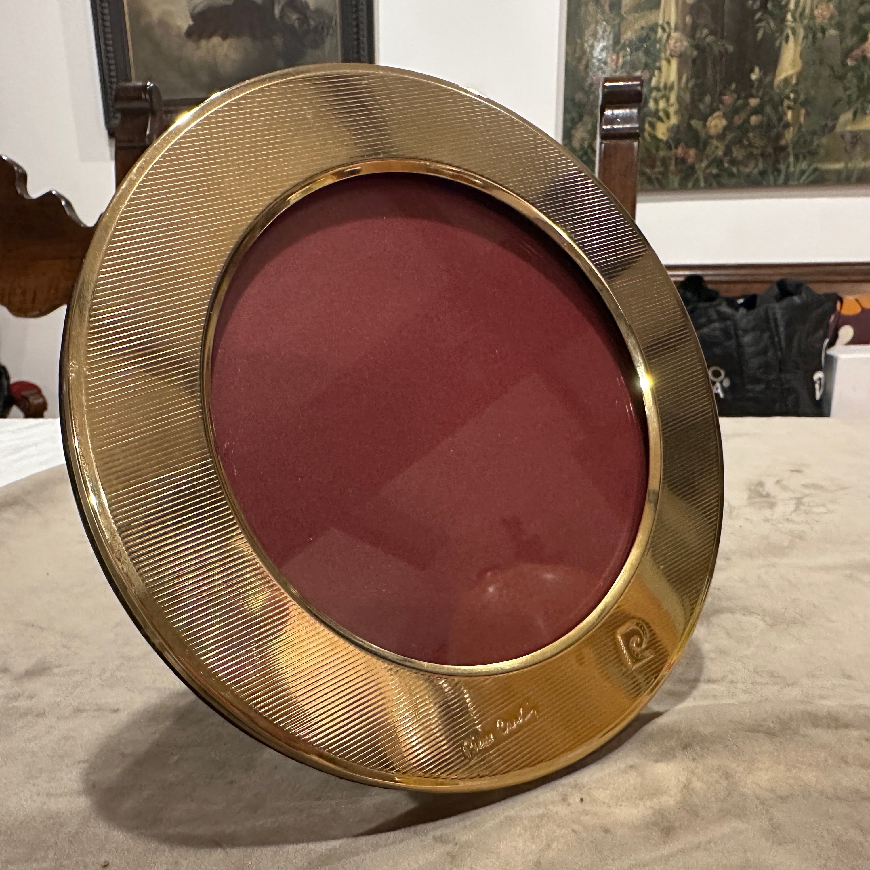 Vintage 1970s Mid-Century Modern Messing Runde Bilderrahmen von Pierre Cardin
Dieser exquisite und stilvolle Vintage-Bilderrahmen stammt von dem legendären Designer Pierre Cardin. Das aus den 1970er Jahren stammende Stück fängt die kühne und