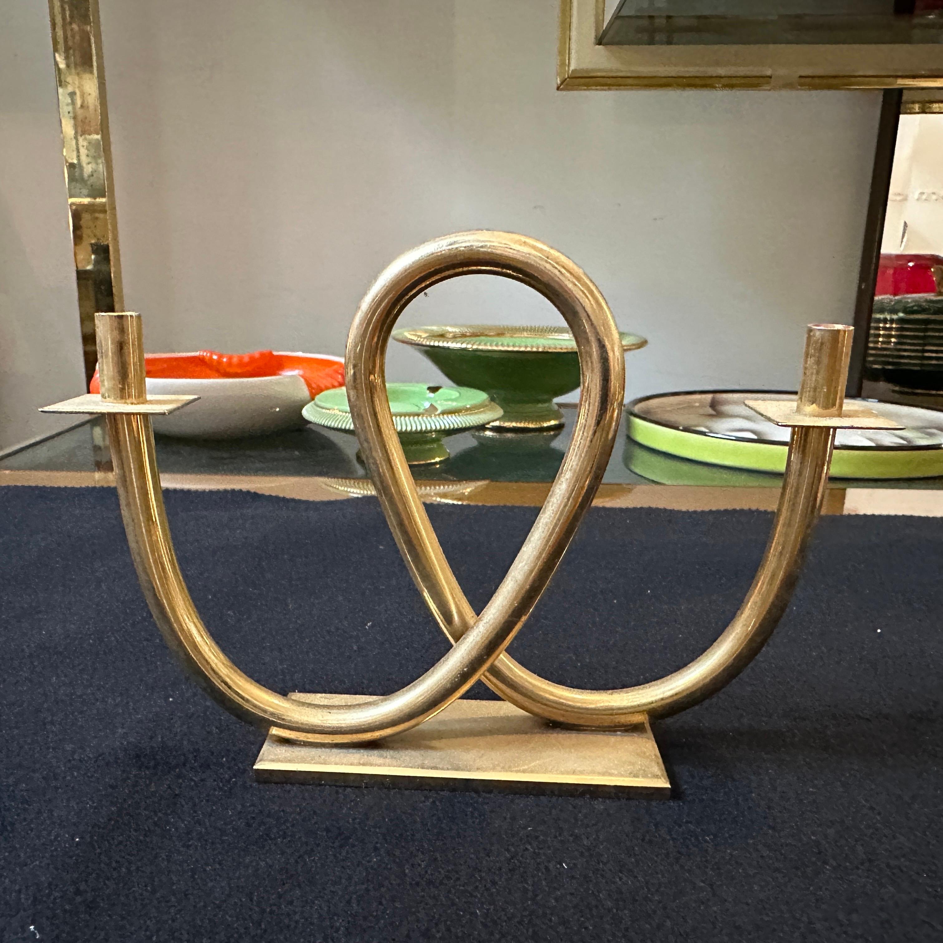 Un élégant candélabre en laiton conçu et fabriqué à la manière de Gio Ponti par Eleg Modern est une pièce magnifiquement réalisée qui reflète l'élégance et la simplicité du design moderne du milieu du siècle dernier. Le candélabre présente un design