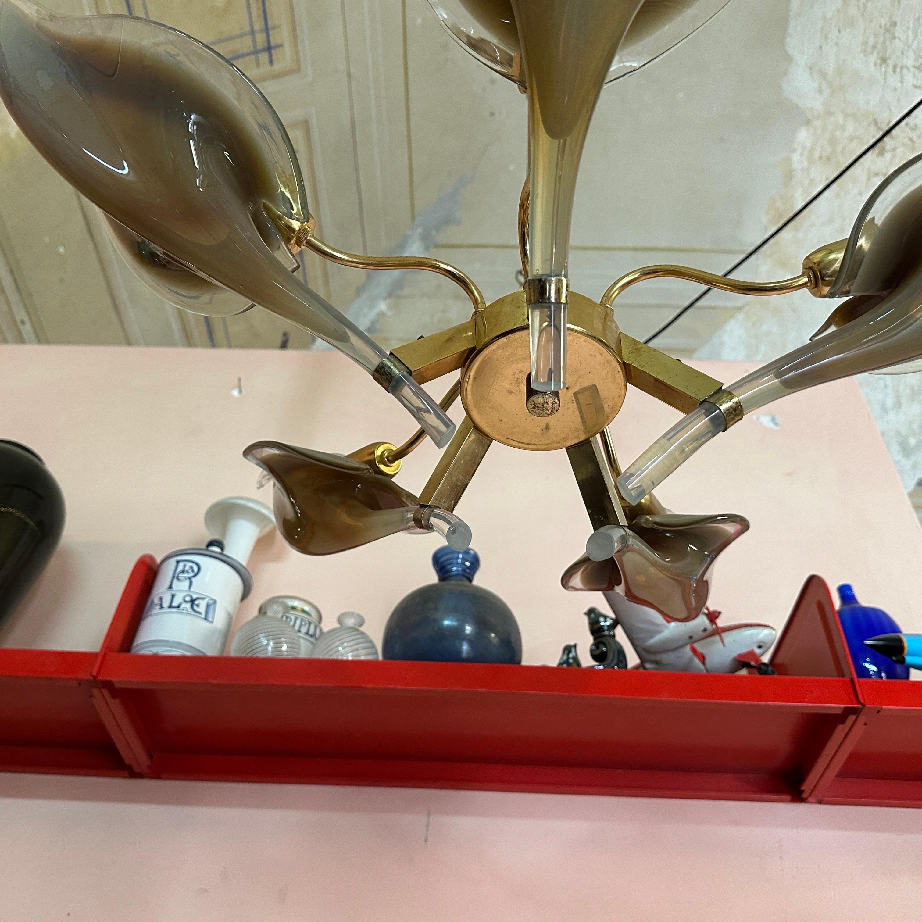 1970er Jahre Mid-Century Modern Brown Murano Glas und Messing Kronleuchter von Franco Luce im Zustand „Hervorragend“ im Angebot in Aci Castello, IT