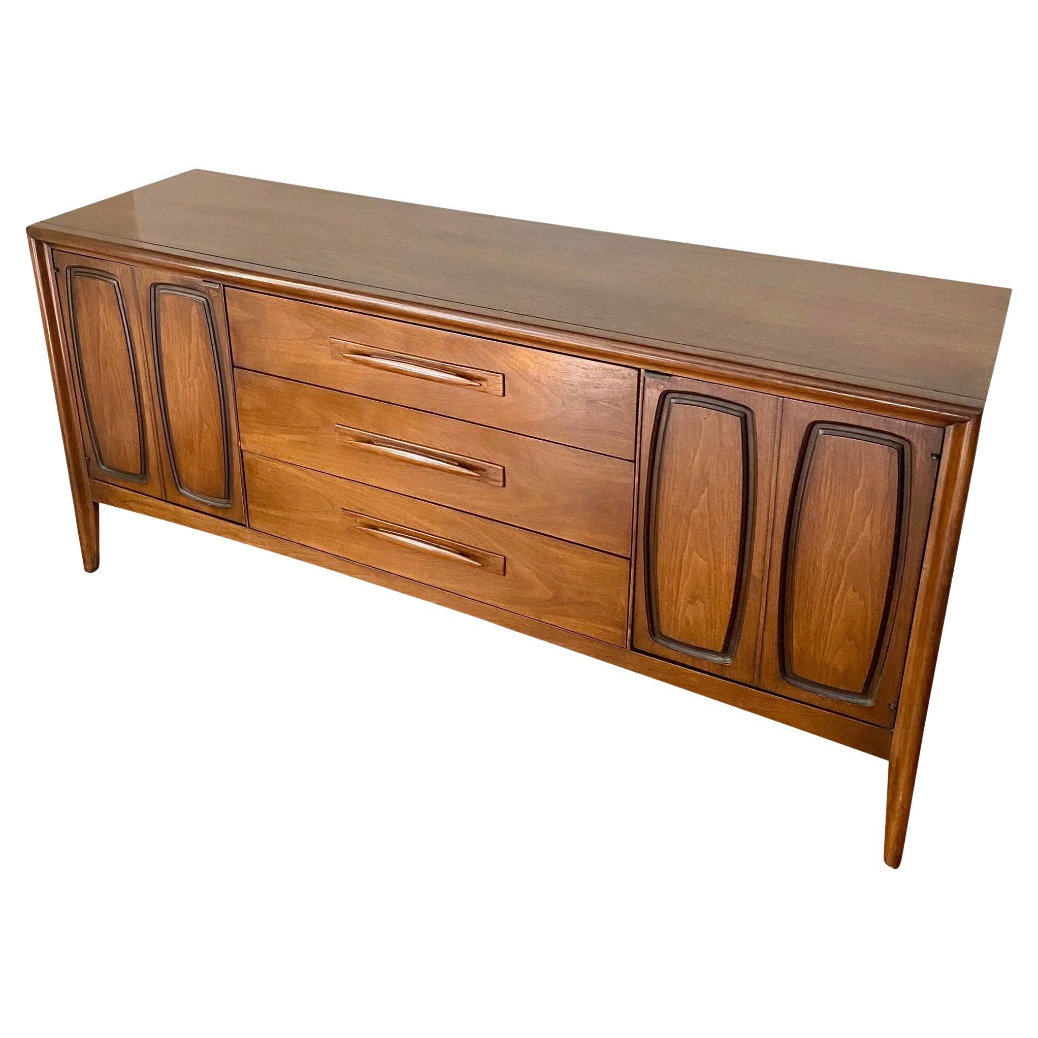 1970s Mid-Century Modern Broyhill Credenza Emphasis Walnut (Crédence en noyer)