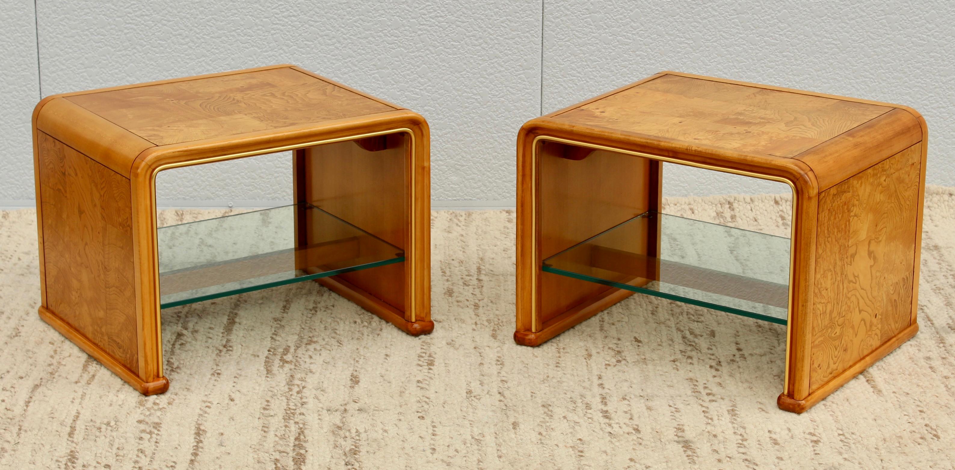 1970's Mid-Century Modern Wurzelholz Wasserfall Ende Tabellen mit Glasablage und Messing Detail, vollständig restauriert mit geringem Verschleiß und Patina aufgrund von Alter und Nutzung.