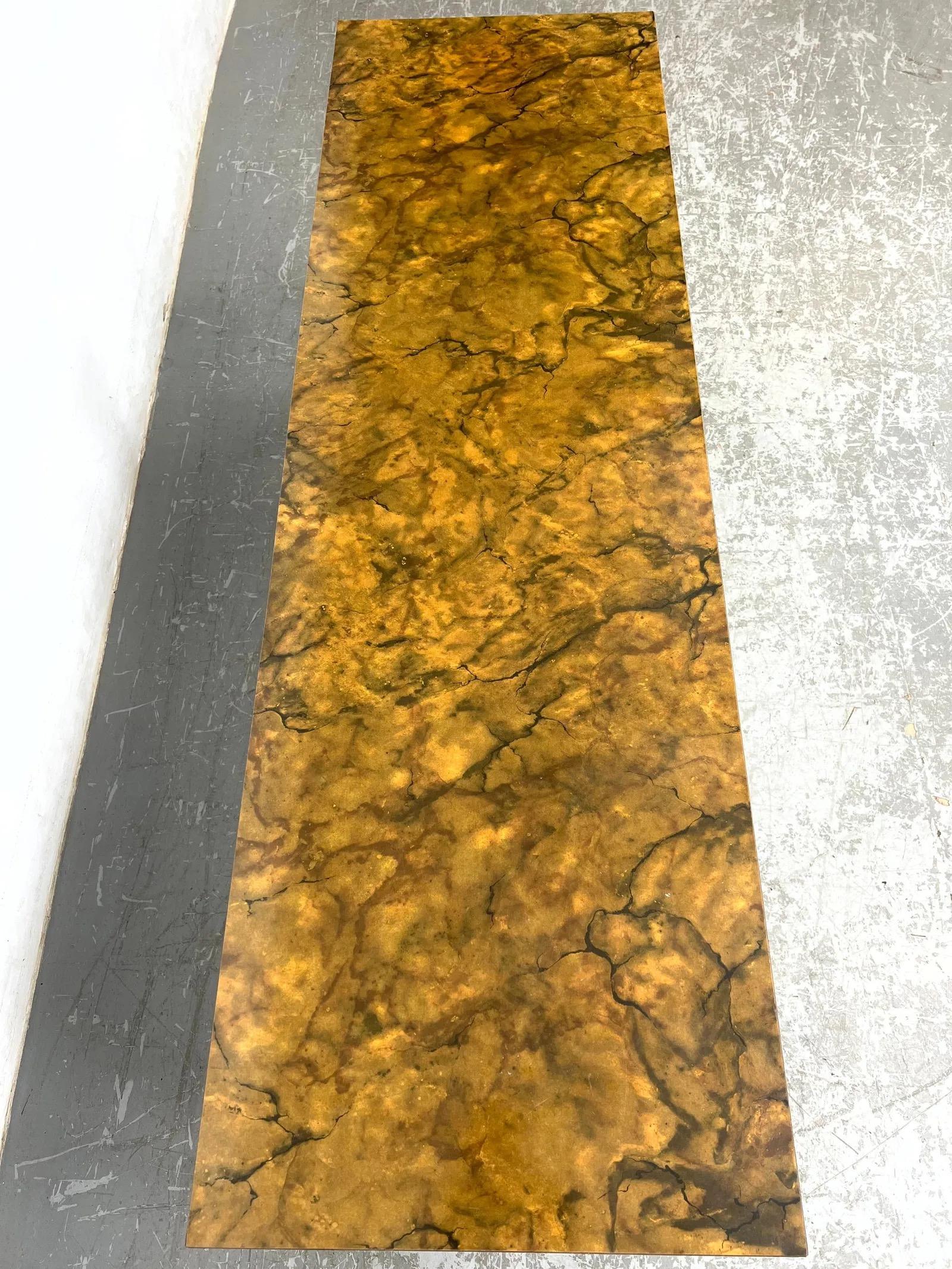 Consolle Parsons in finta radica dalle linee pulite e minimaliste.  Presenta ricche sfumature di marrone con uno splendido motivo di radica impiallacciata. Circa anni '70.